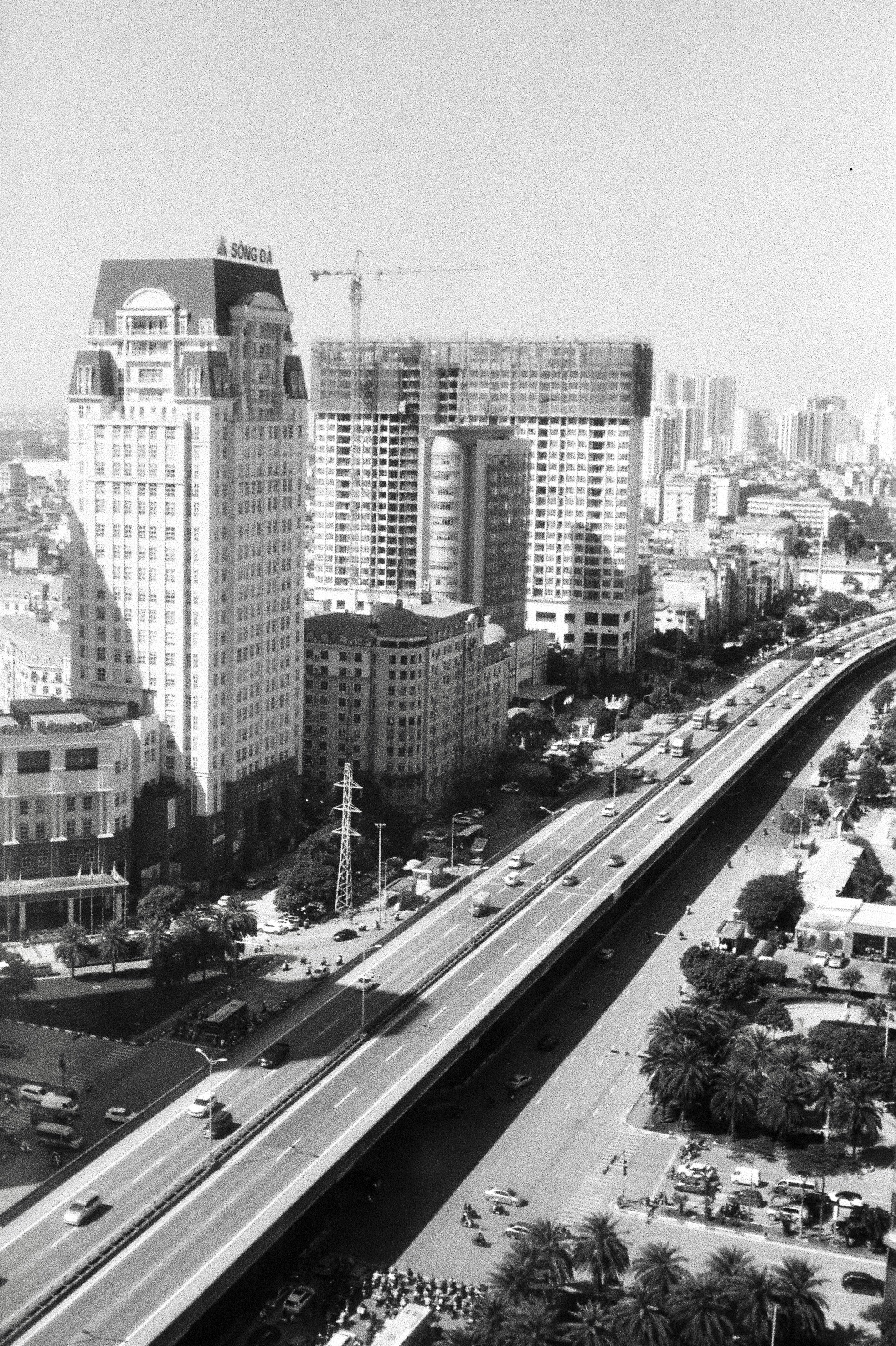 車や建物が背景に見える混雑した高速道路。