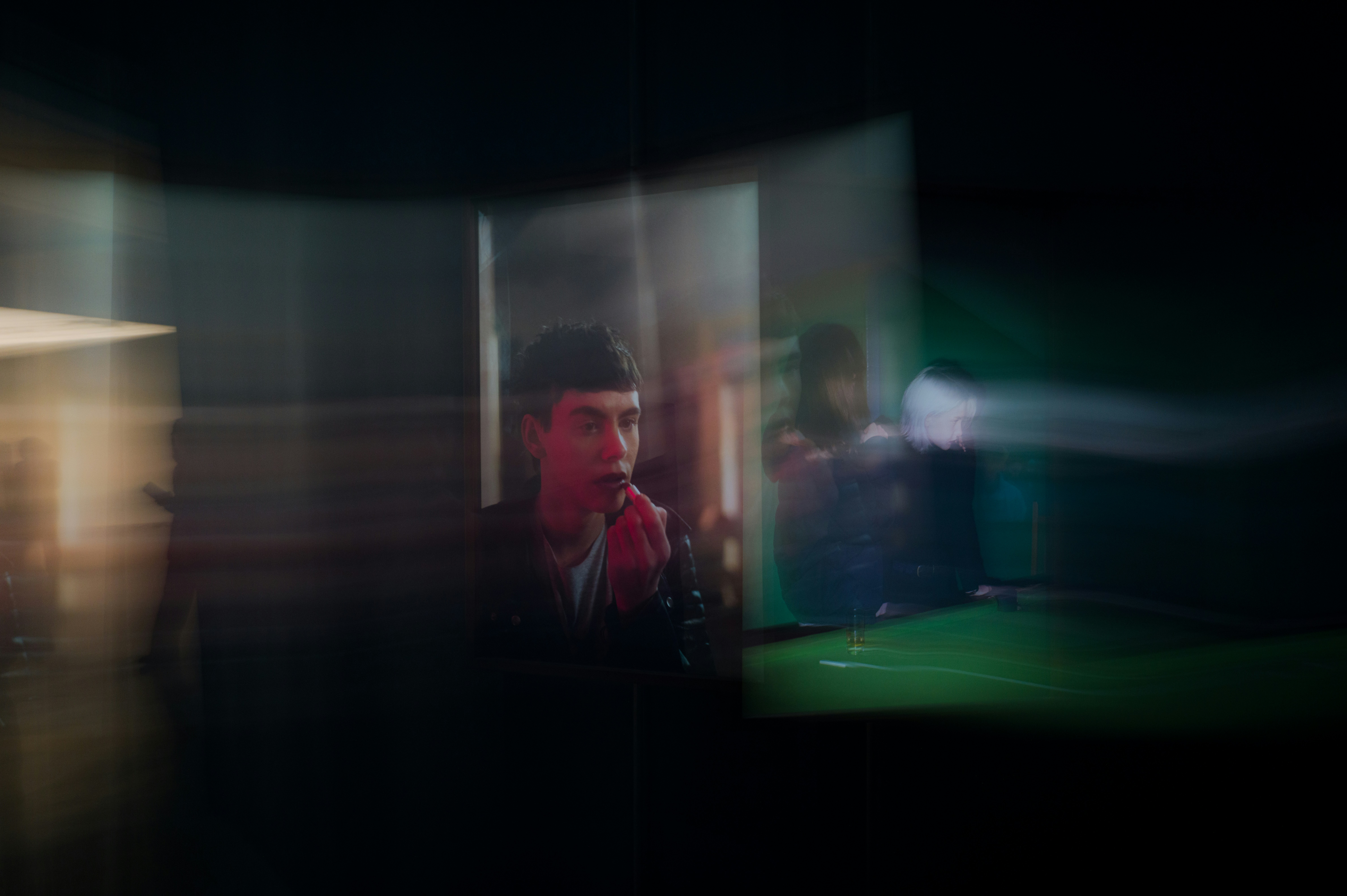 Mann mit Hut blickt in die Ferne