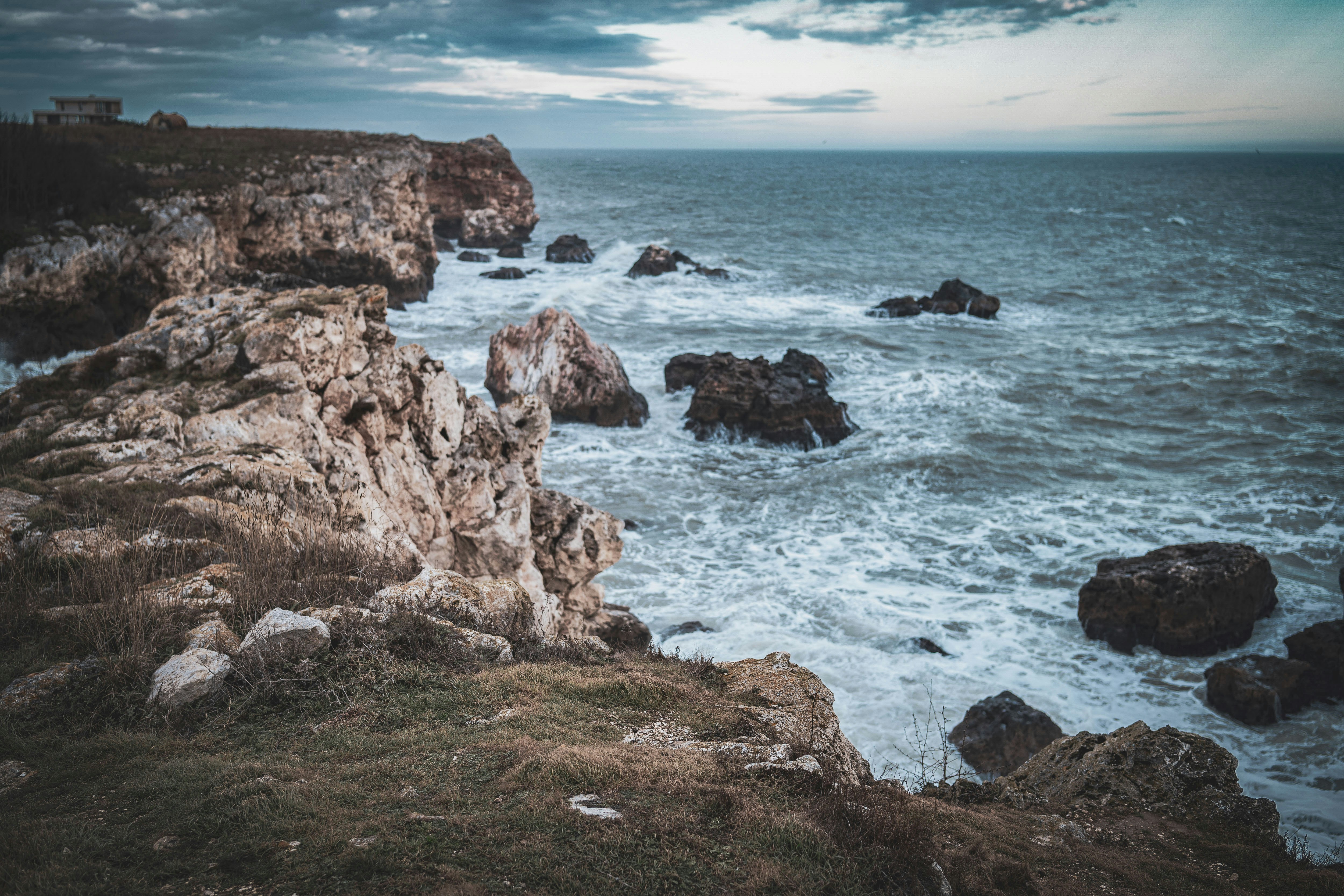 Felsige Küste mit Wellen, die gegen Felsen schlagen