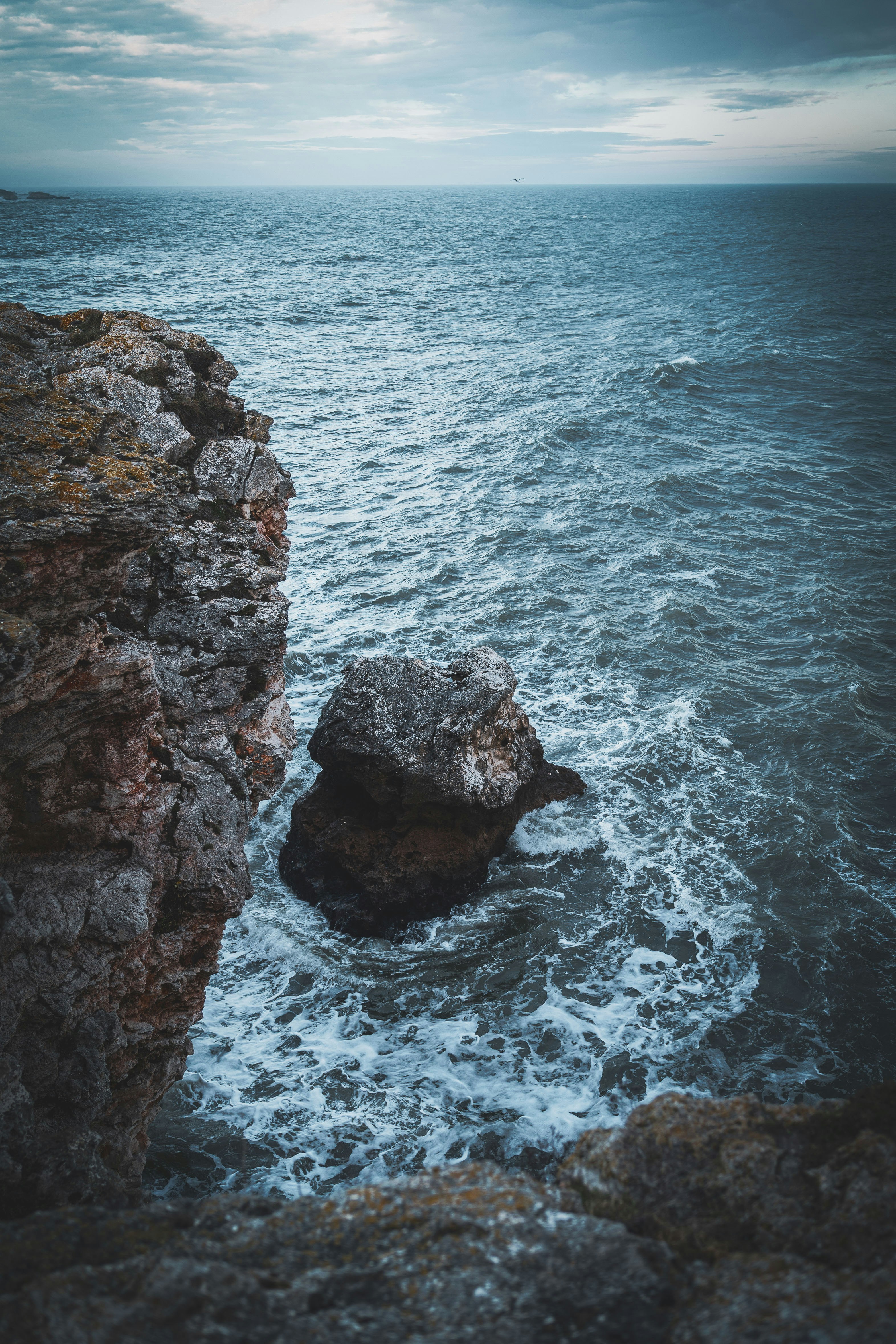 Wellen schlagen gegen felsige Klippen am Meer