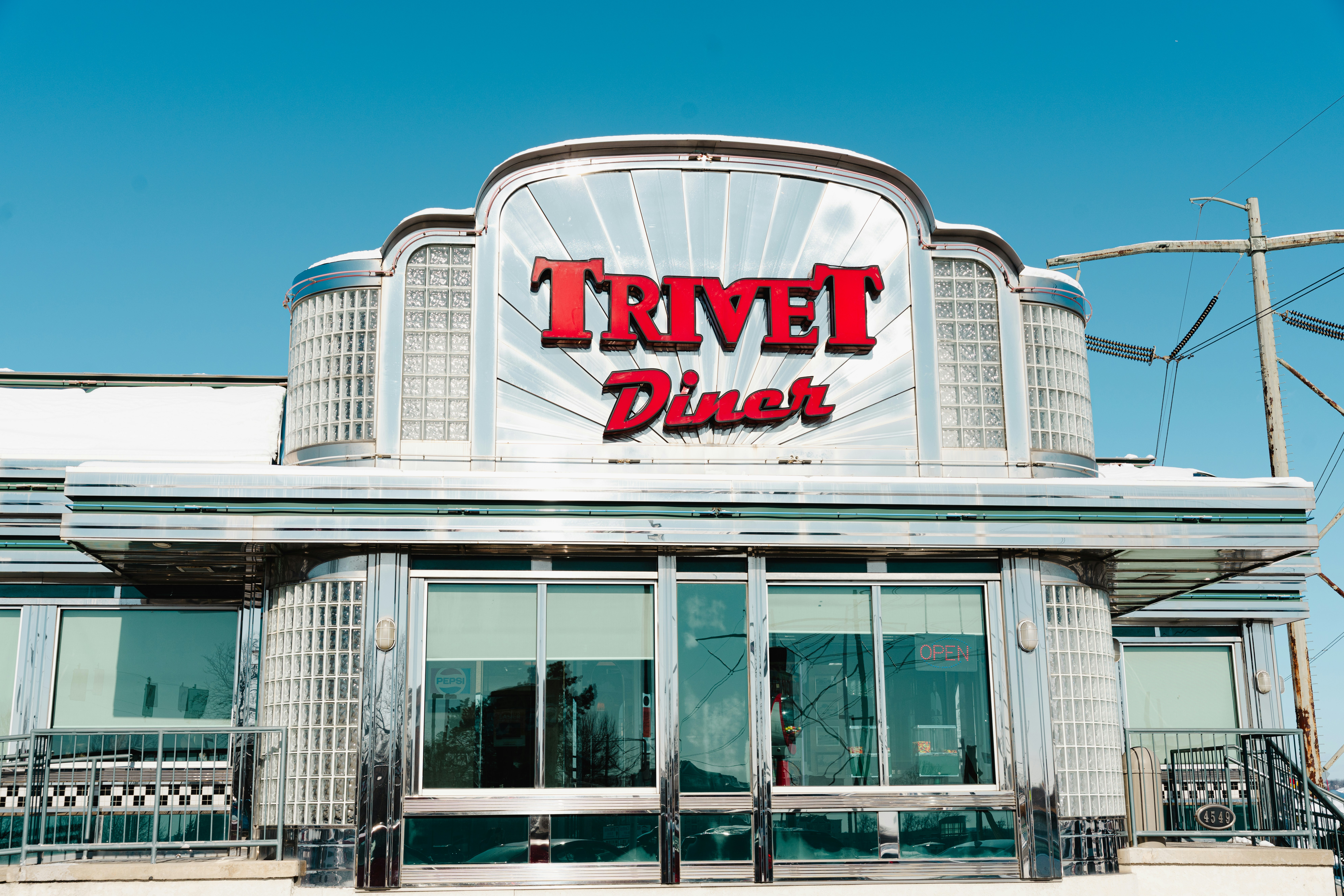 Trivet-Diner-Gebäude mit Chromfassade