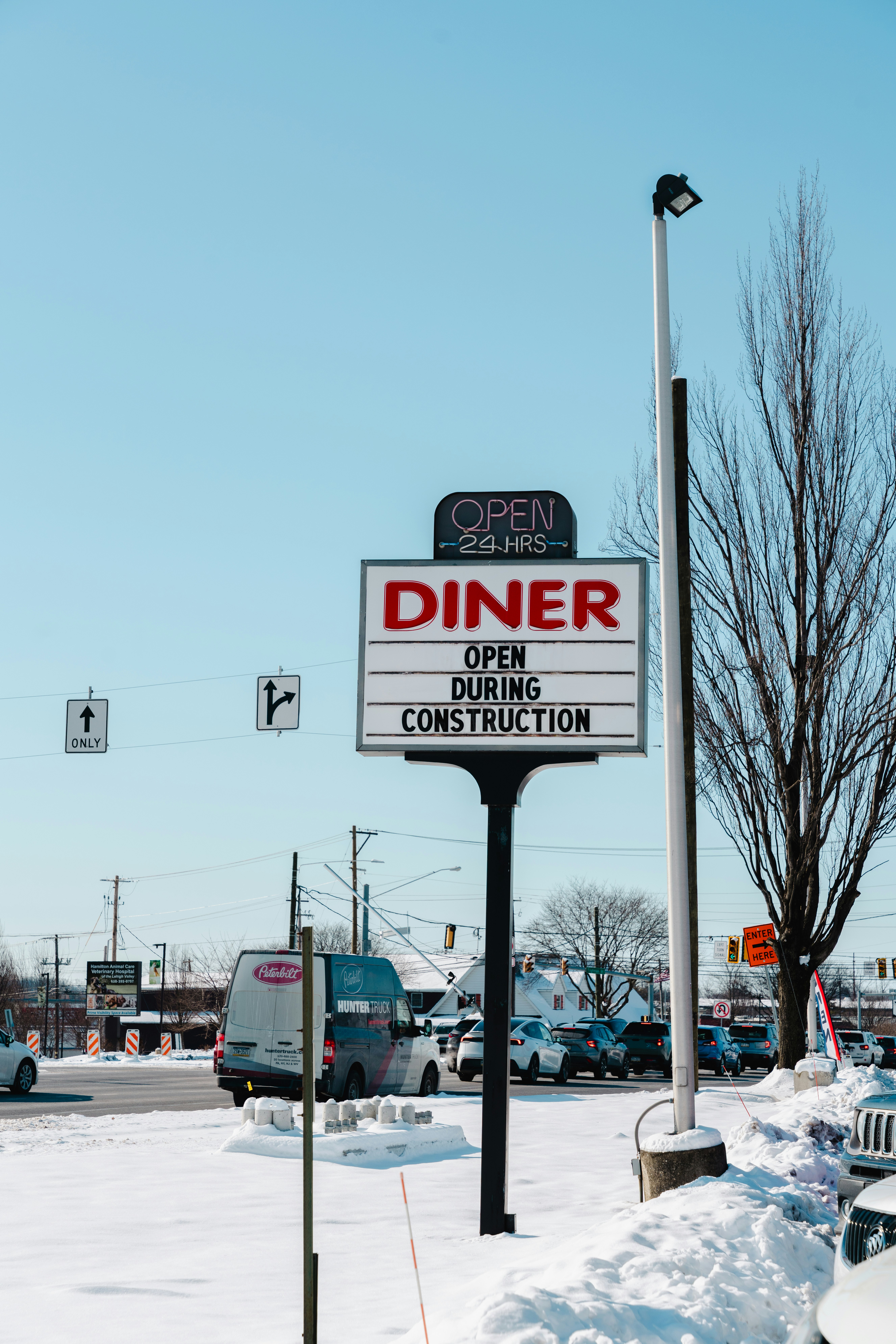 Cartelera del restaurante abierta durante la construcción en invierno