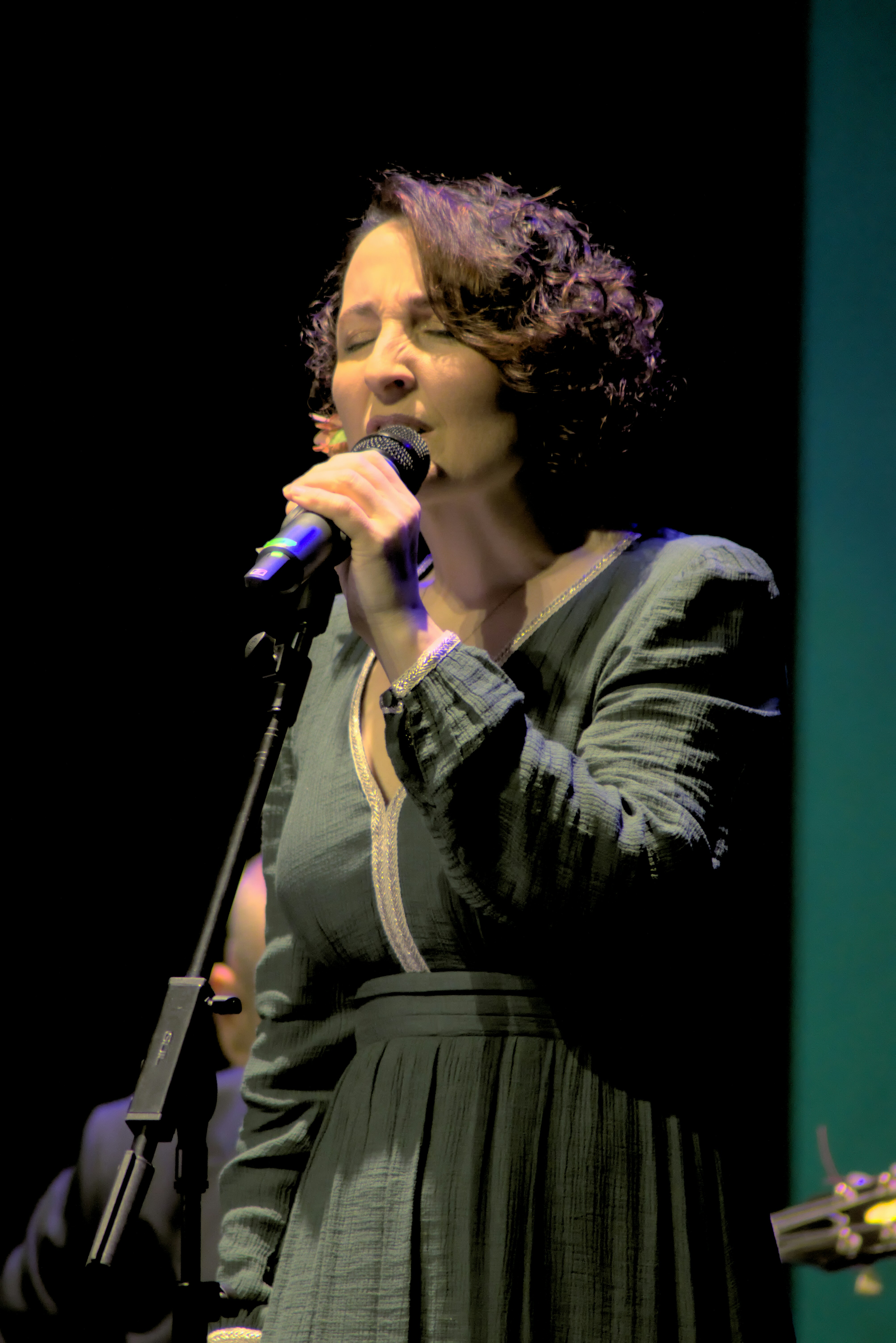 Femme chantant dans un micro sur scène