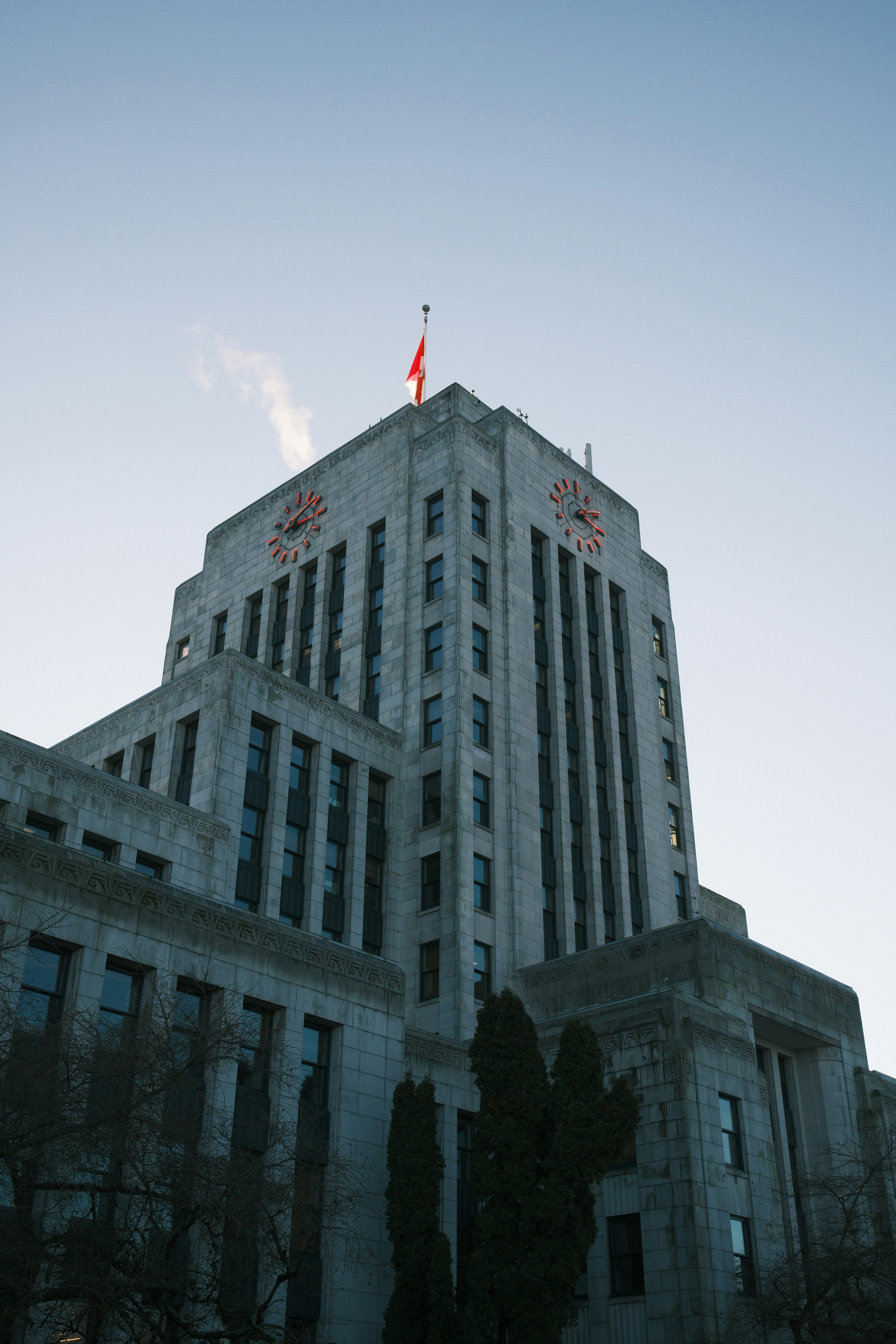 Ein hohes, imposantes Steingebäude mit Uhren an der Fassade.