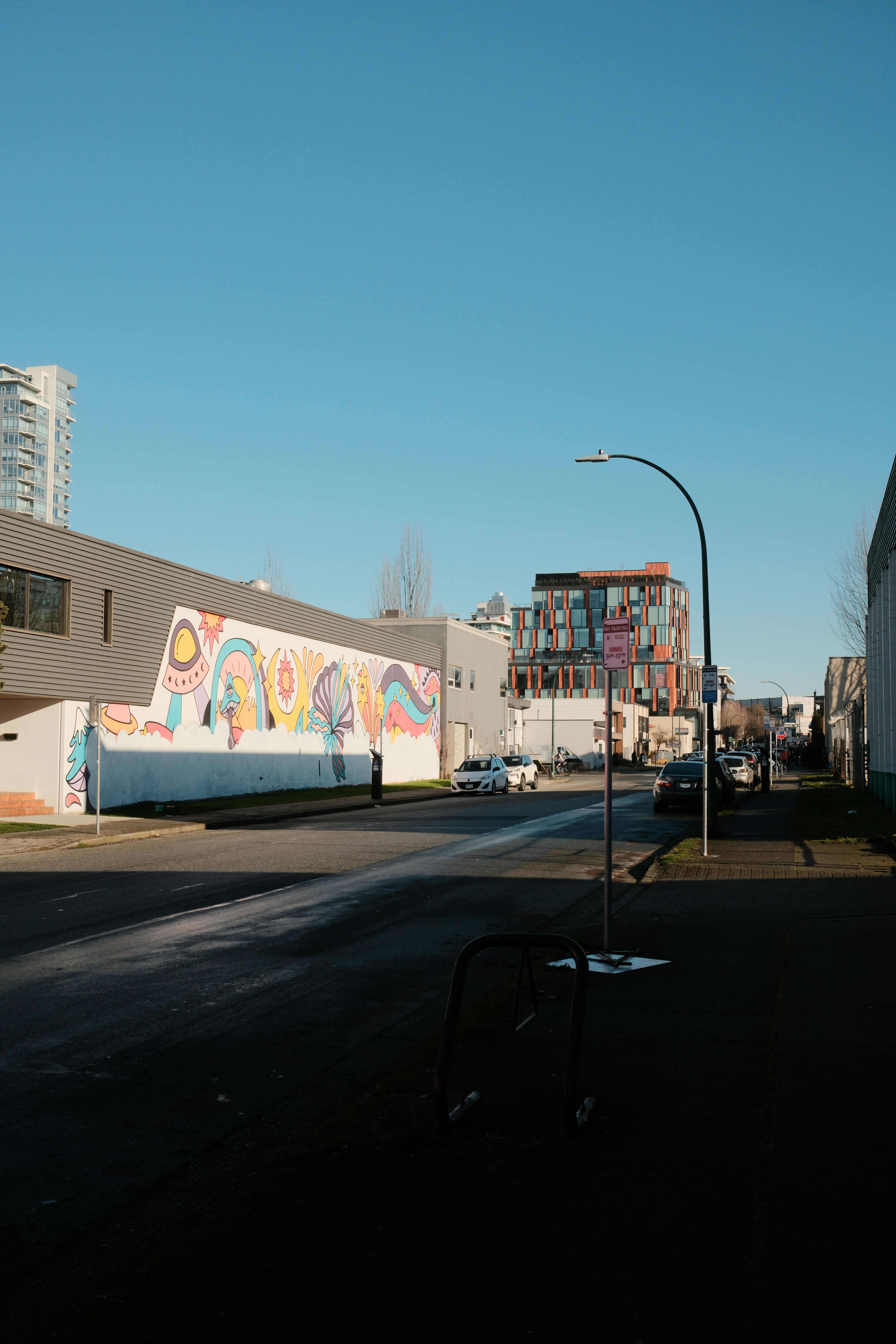 Stadtstraße mit farbenfrohen Wandgemälden und Gebäuden