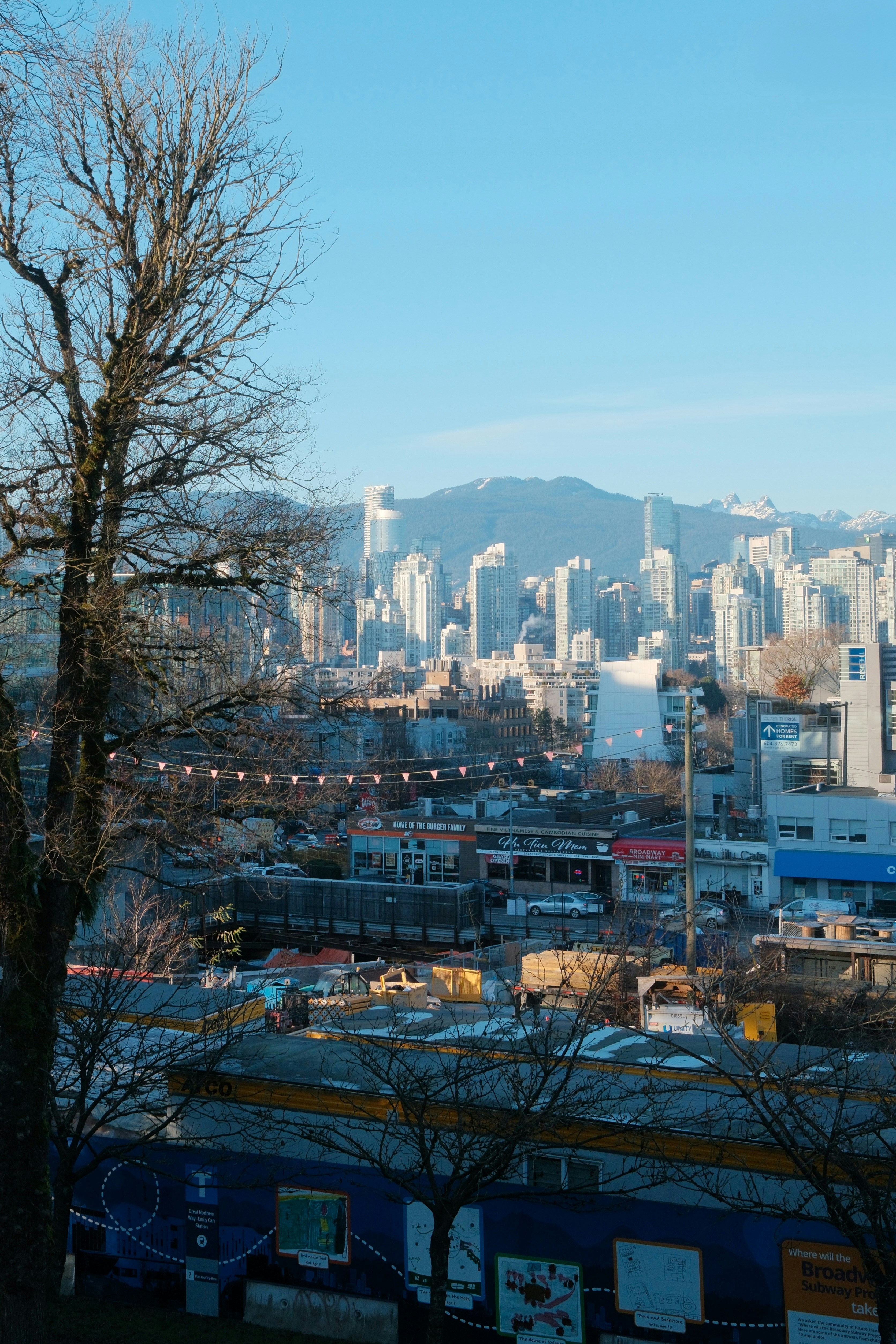 Stadtsilhouette mit Bergen im Hintergrund.
