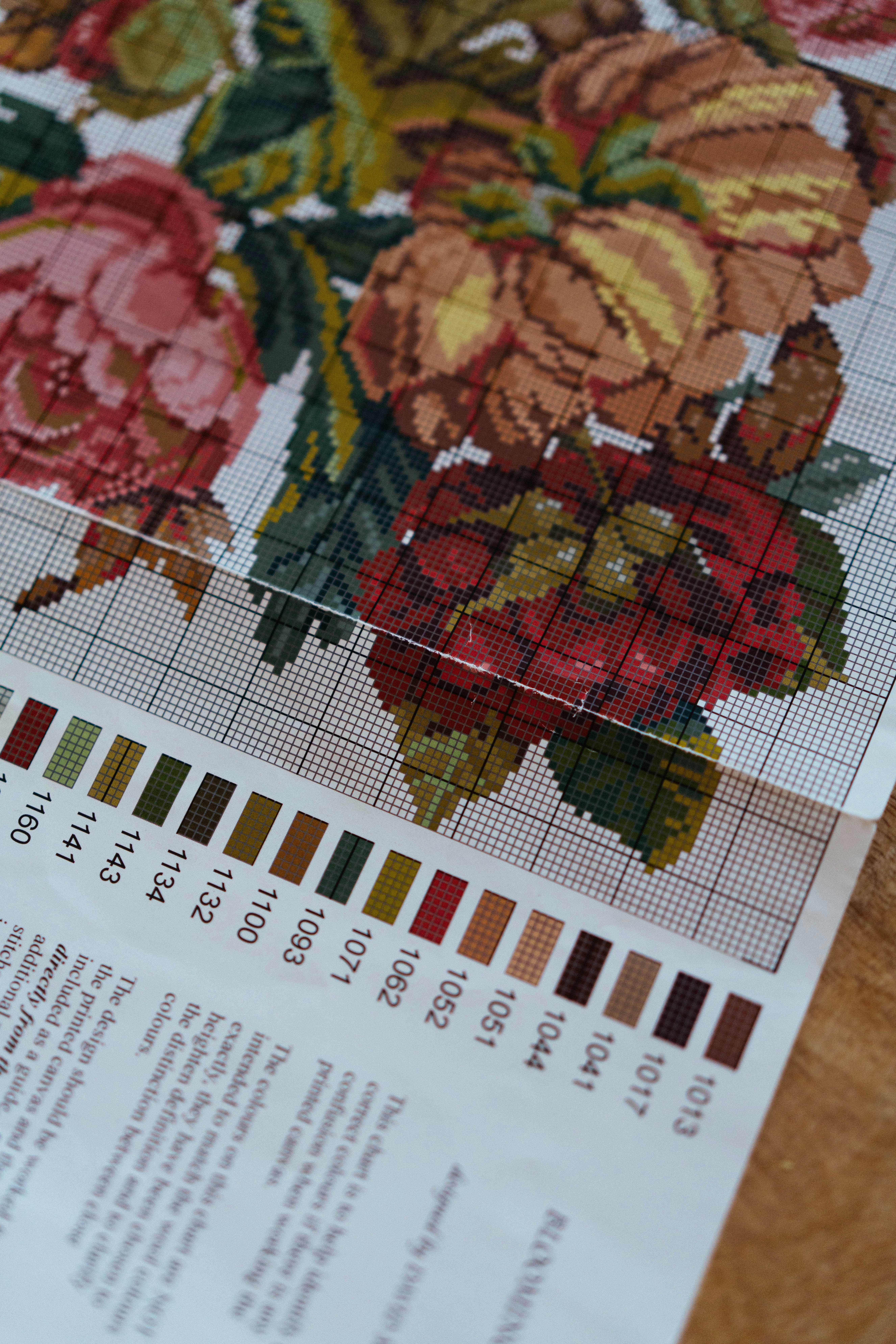 Patrón de punto de cruz con diseño floral y carta de colores