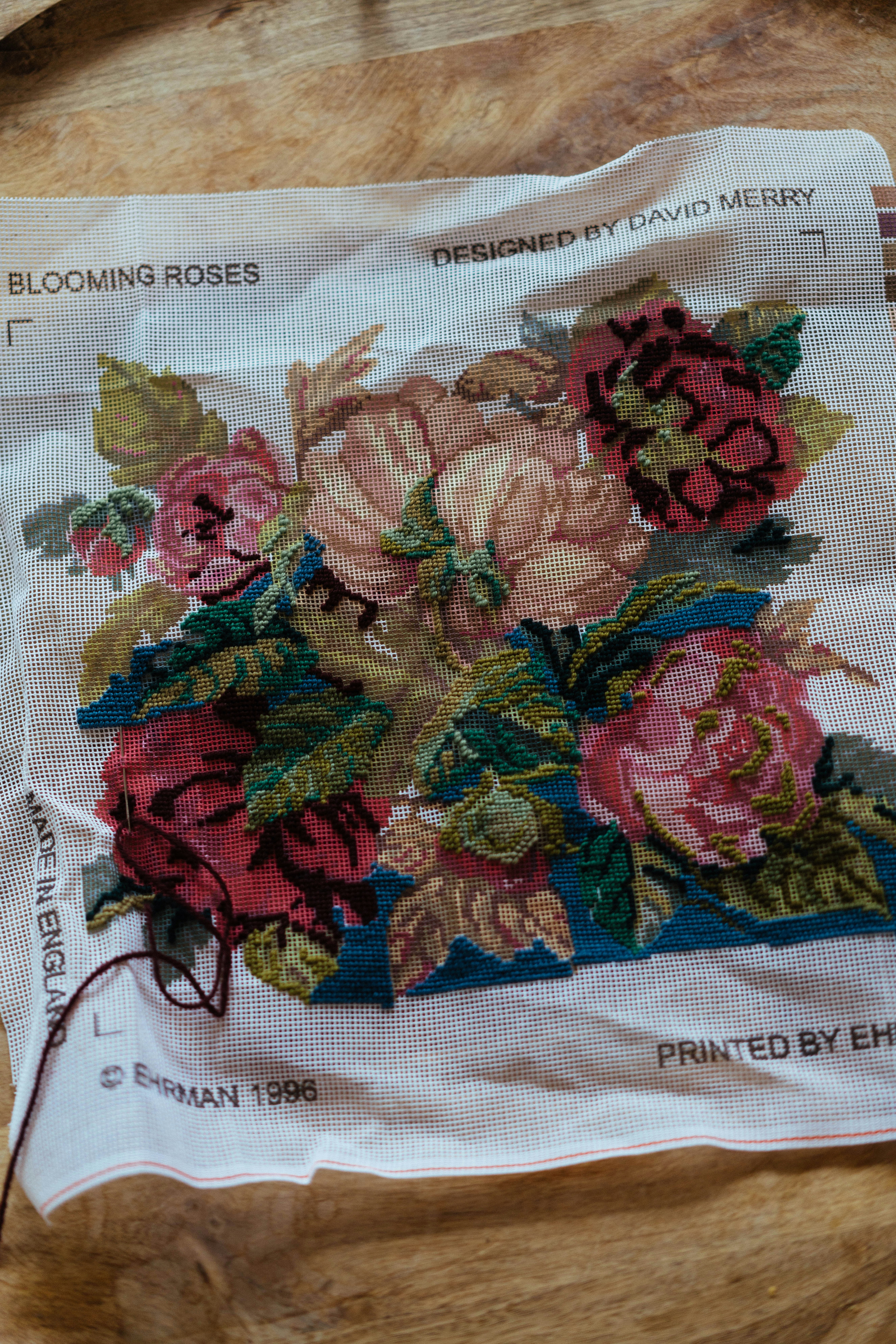 Bordado de rosas en flor sobre lienzo