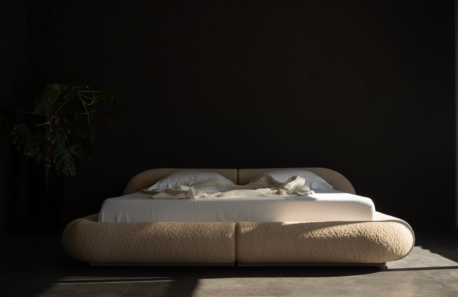 Lit tapissier moderne avec linge blanc dans une chambre premium