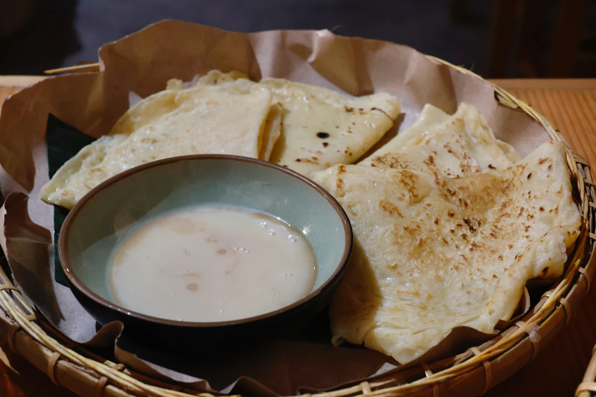 Crispy flatbread served with a creamy dipping sauce