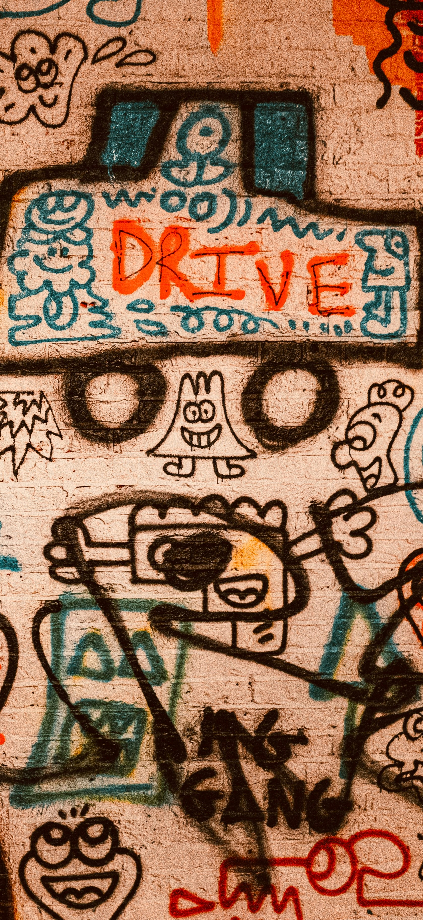Arte de graffiti con personajes de dibujos animados y la memoria de palabras.