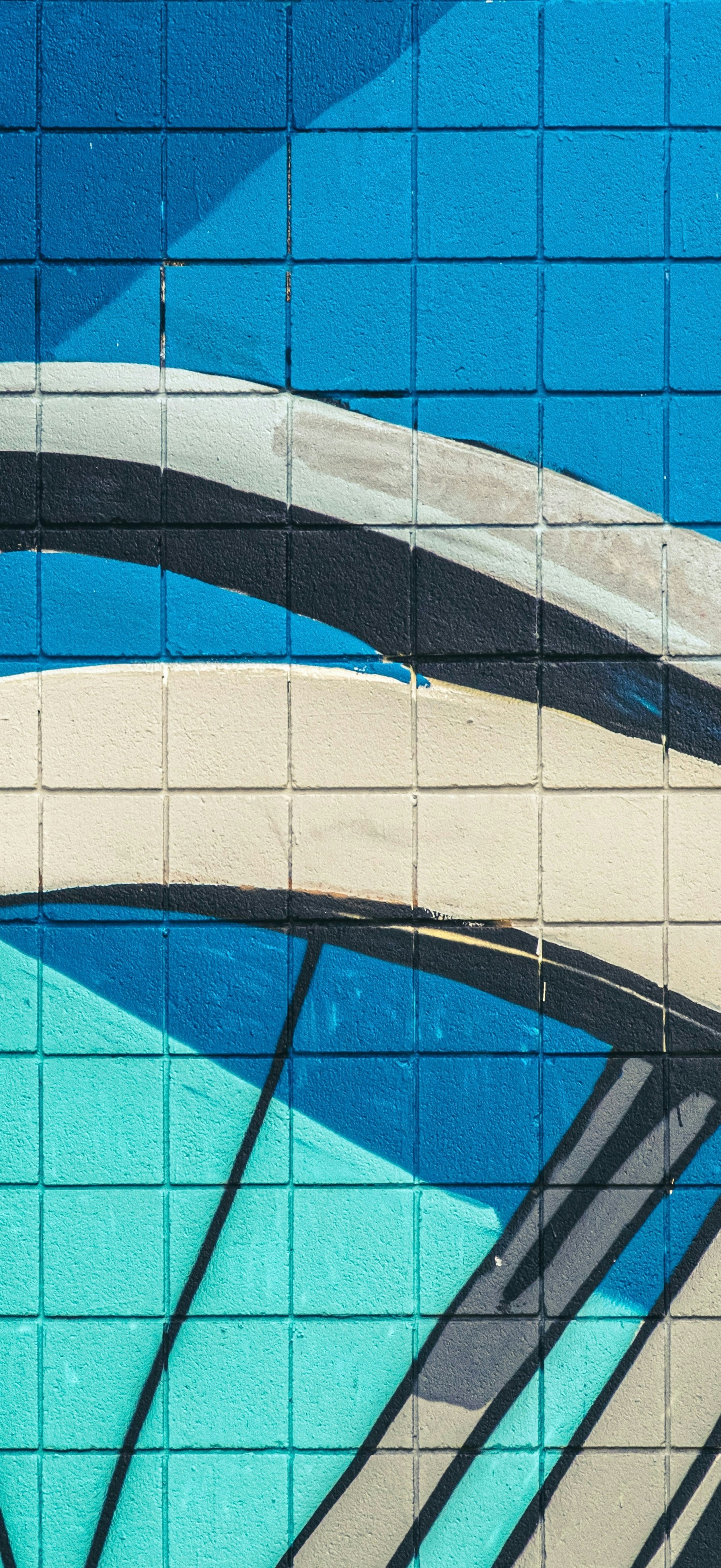 Mural abstracto azul y crema sobre pared de azulejos
