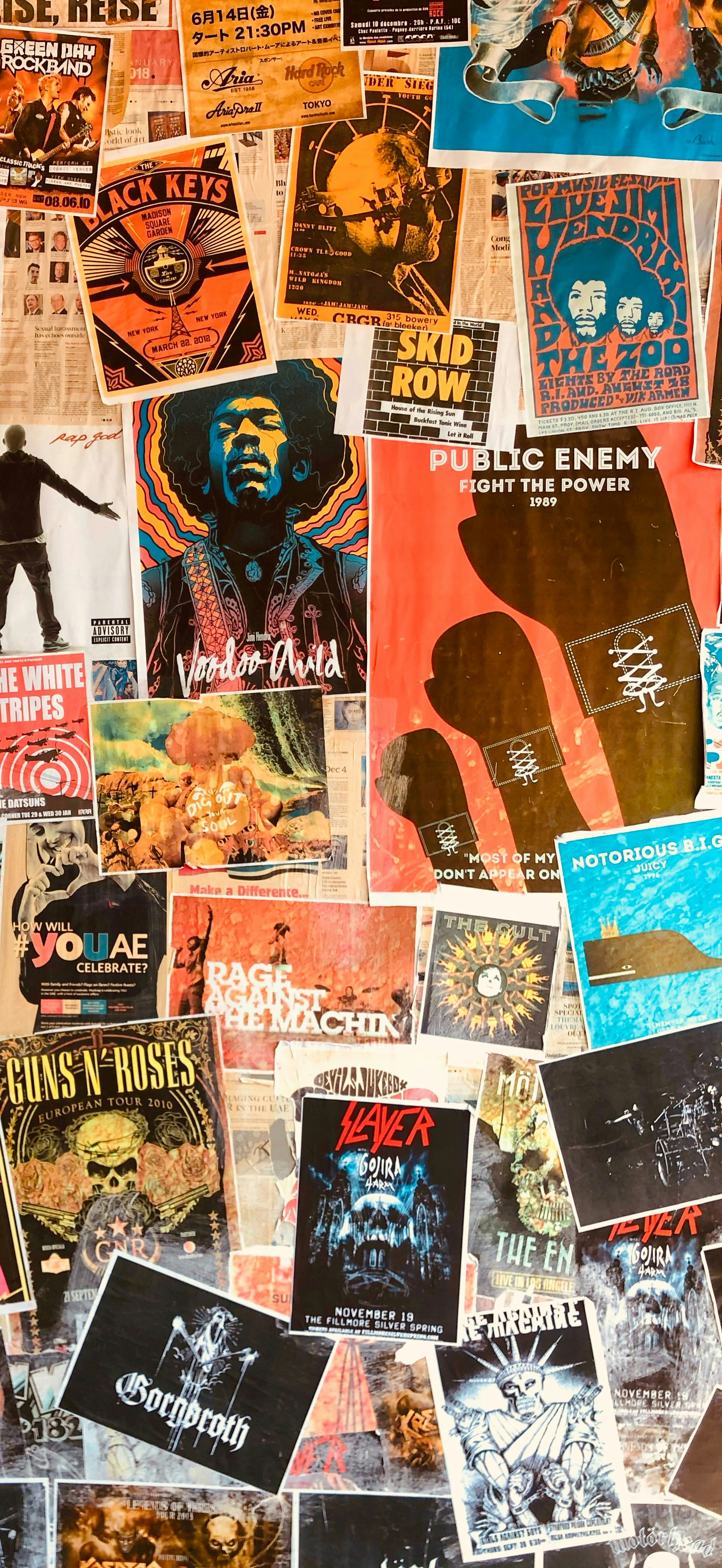 Collage de pósters de bandas vintage y carátulas de álbum.