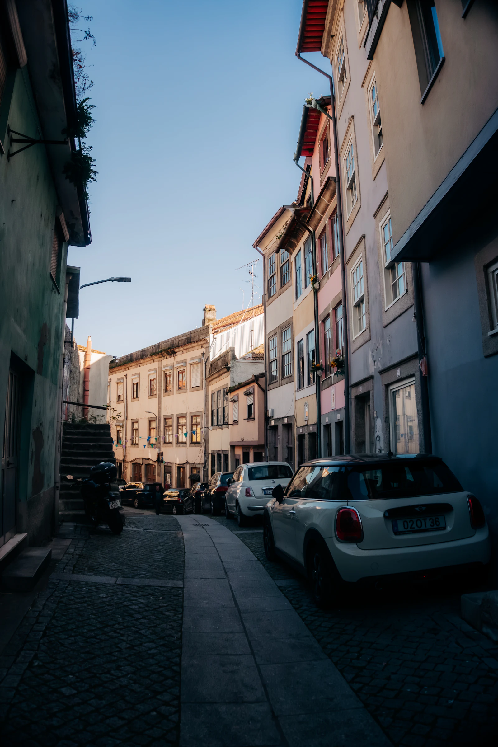 Rua do Porto com automóveis estacionados