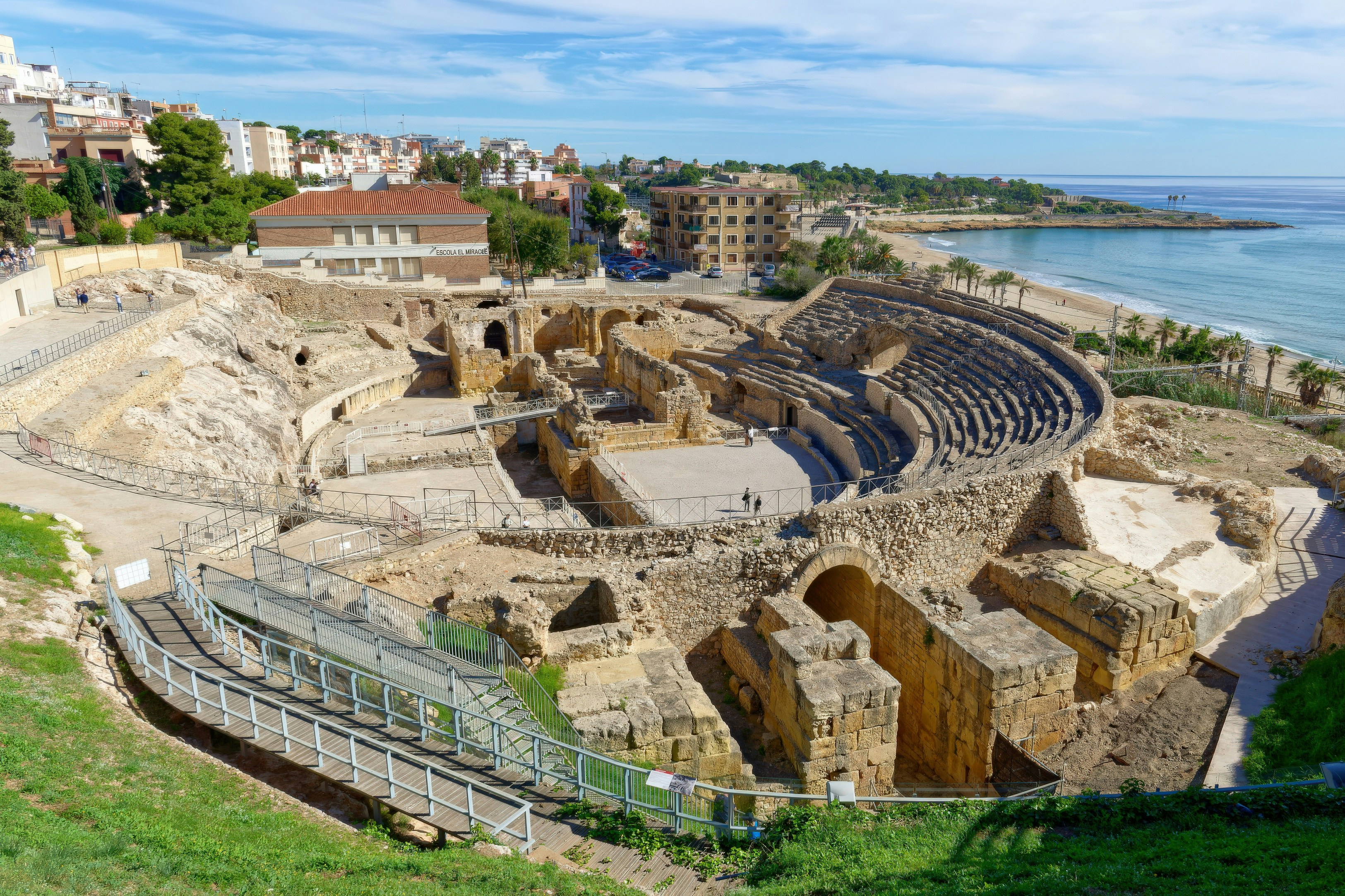 Ruines d’amphithéâtre romain ancien au bord de la mer