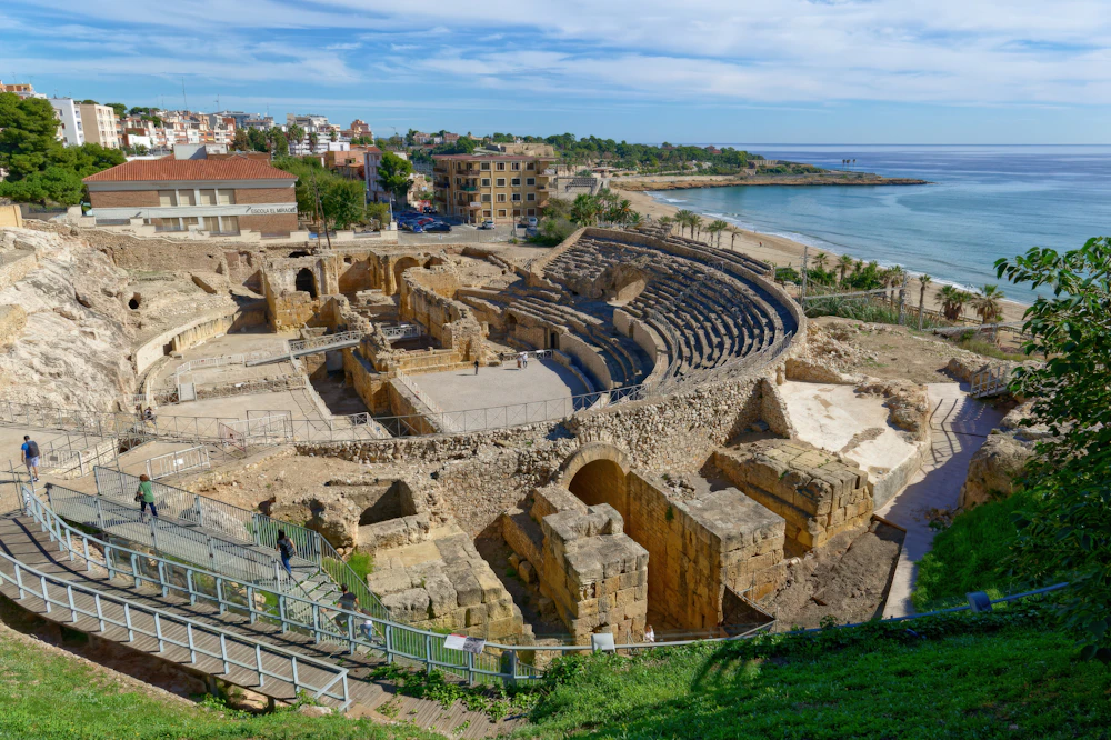 Vista de el anfiteatro romano de Tarragona frente al mar