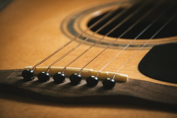 Nahaufnahme von Gitarrensaiten und Steg
