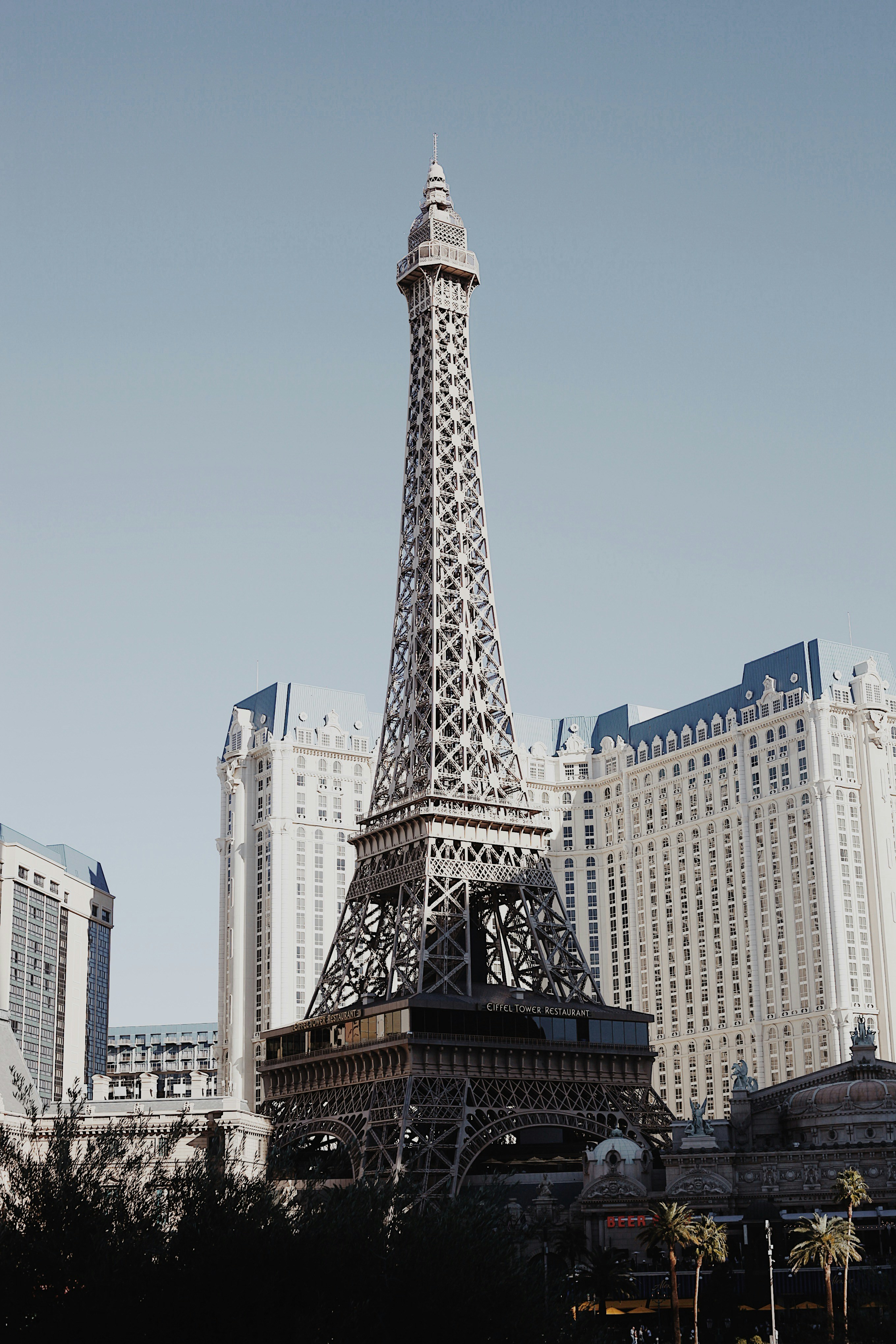 Uma réplica da Torre Eiffel se ergue imponente.