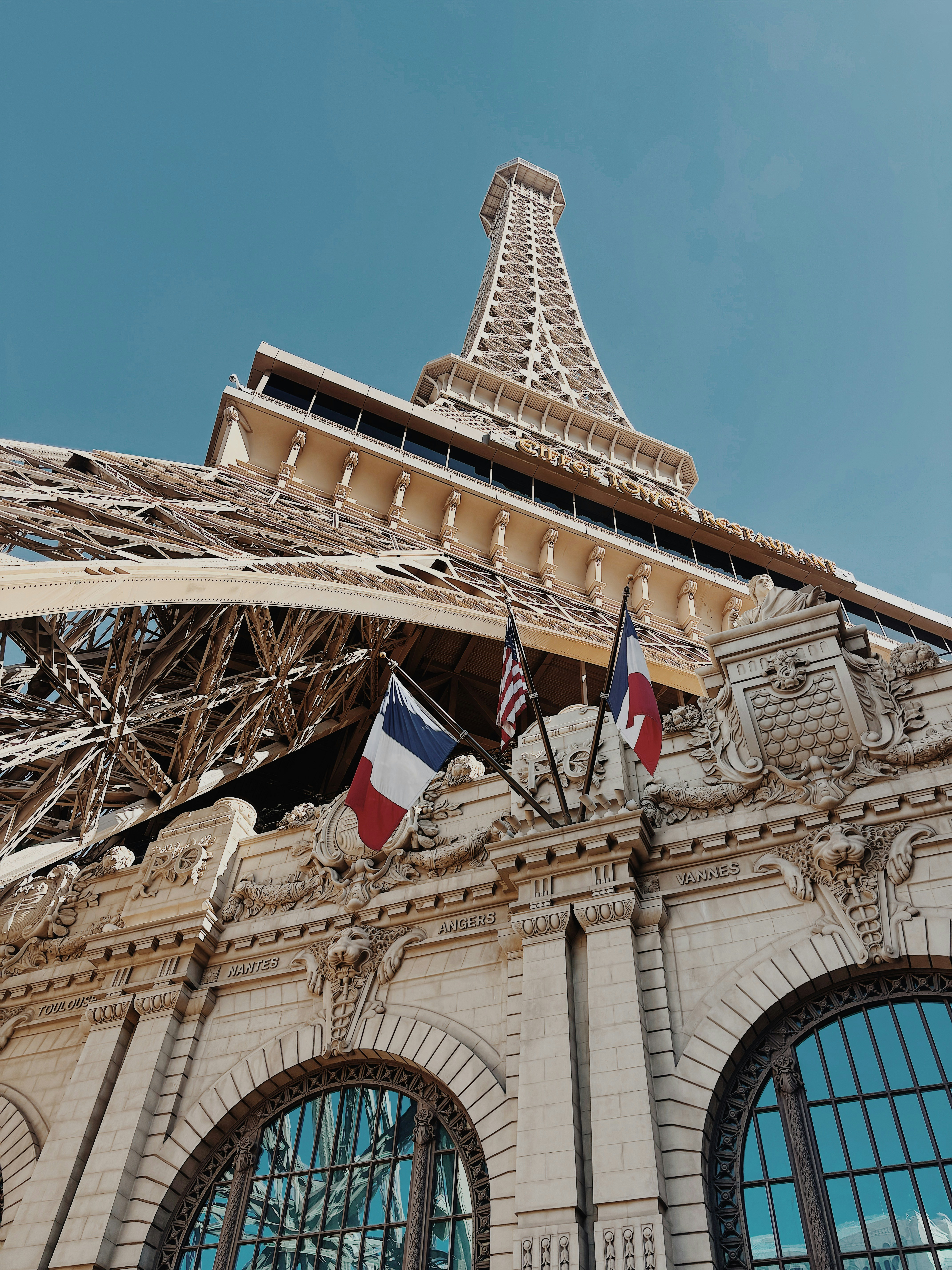 Réplica da Torre Eiffel com bandeiras francesa e americana