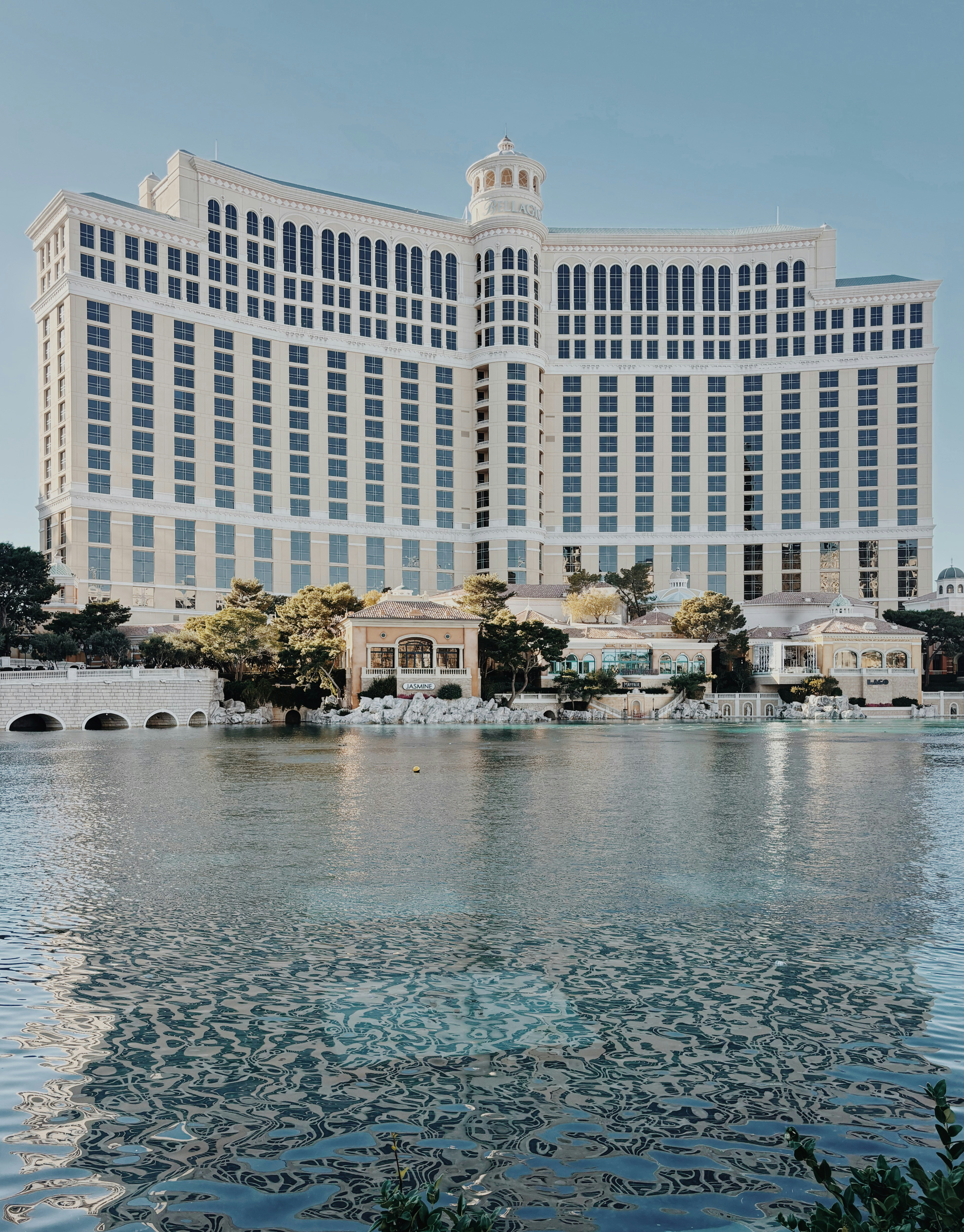 Grande prédio de hotel branco à beira-mar.