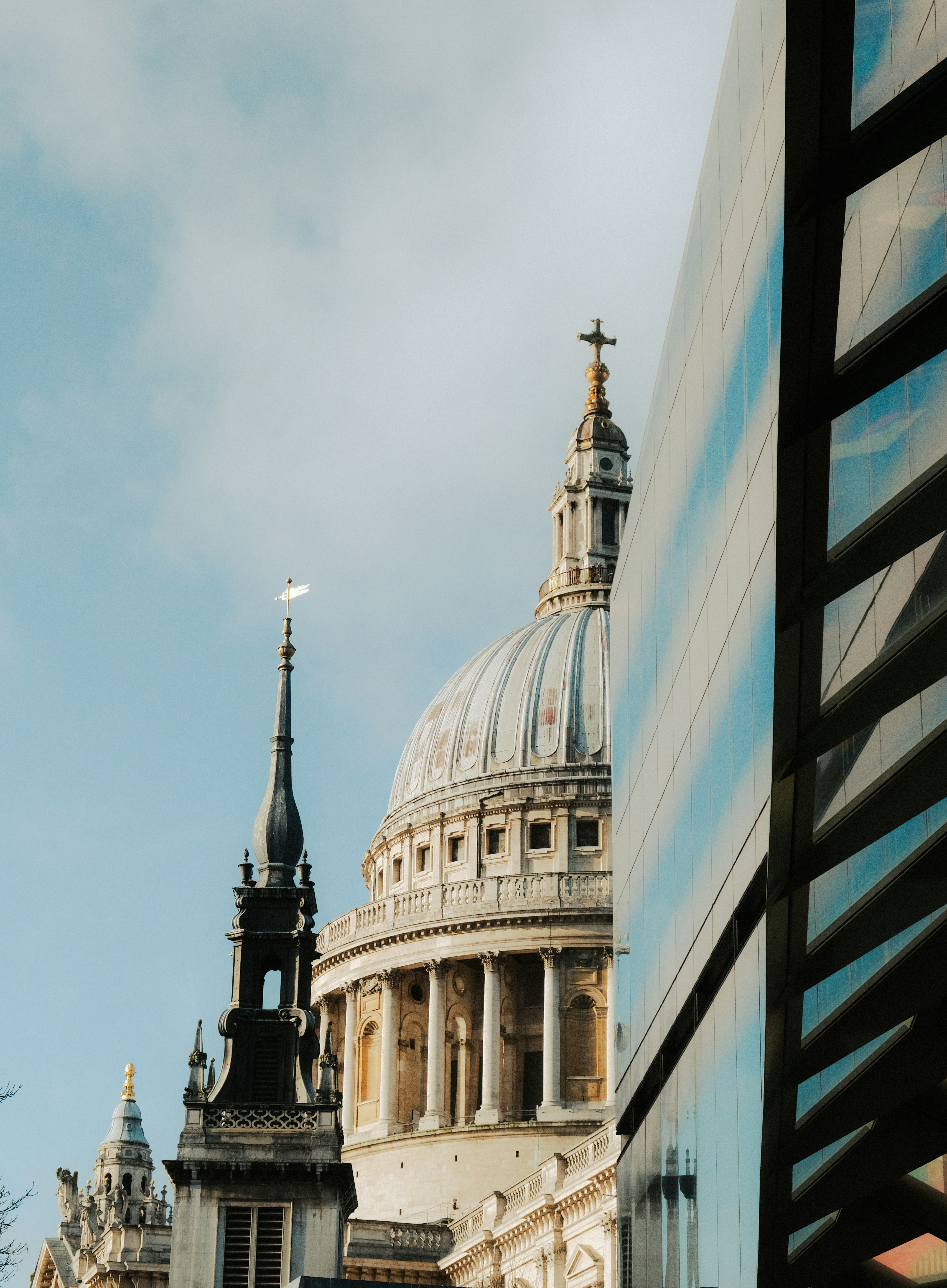 Kuppel der St.-Pauls-Kathedrale vor einem blauen Himmel
