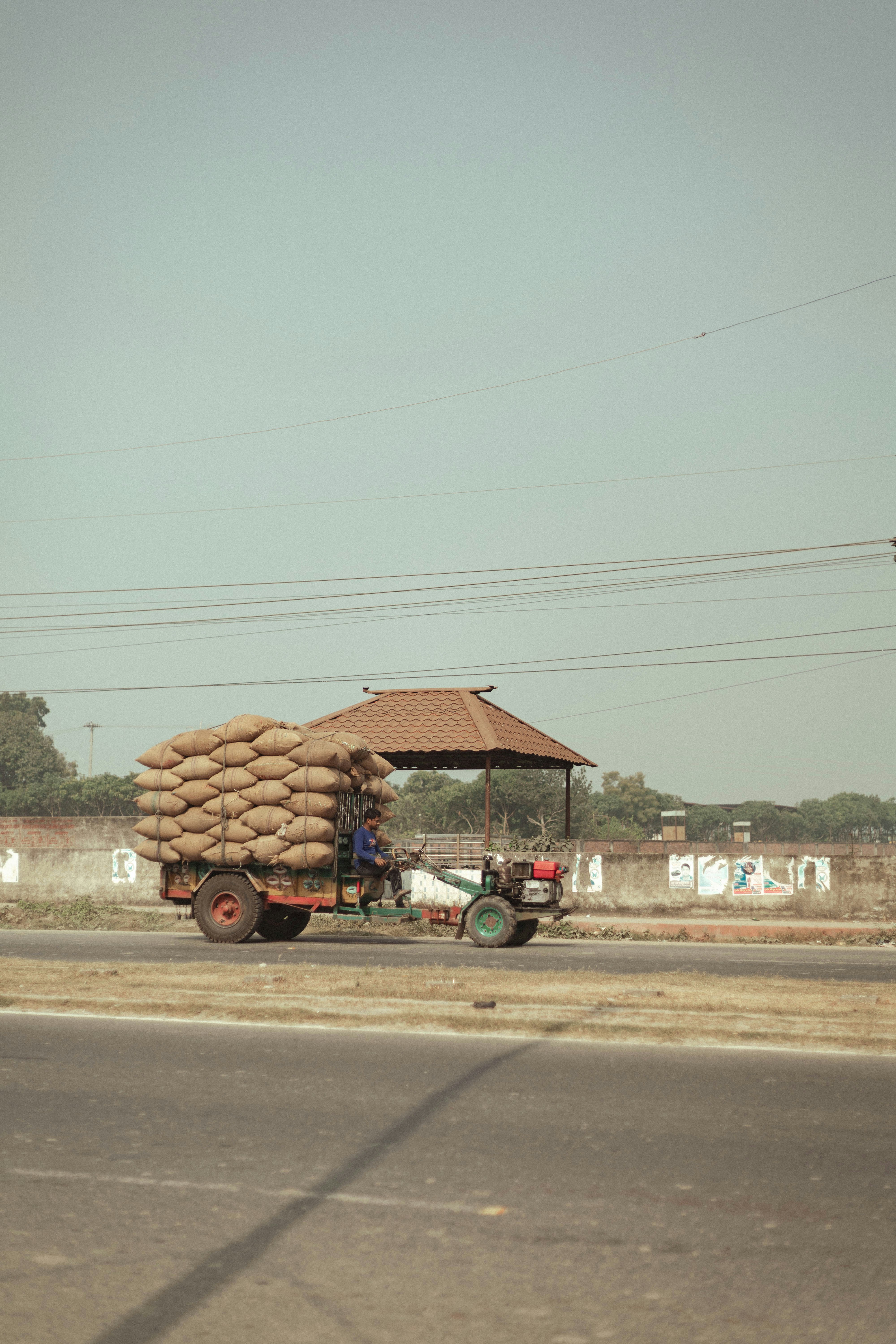 Trattore che traina un carretto pieno di sacchi
