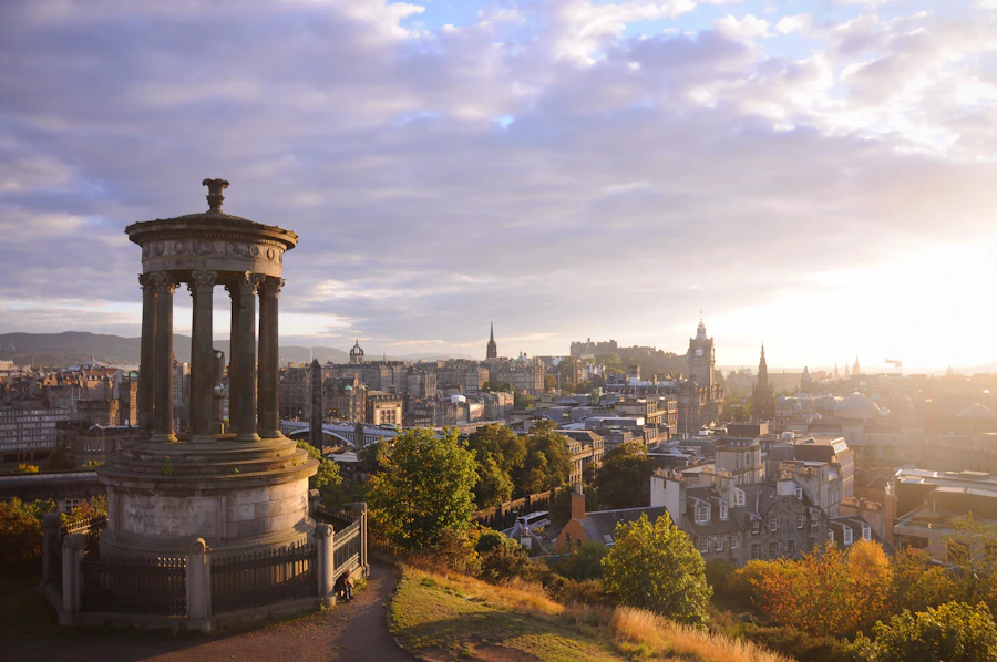 Blick vom Calton Hill über Edinburgh mit dem Dugald Stewart Monument – Stadtaufnahme