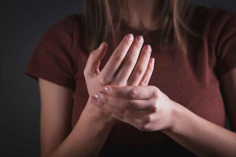 Mains fatiguées après une longue journée de travail