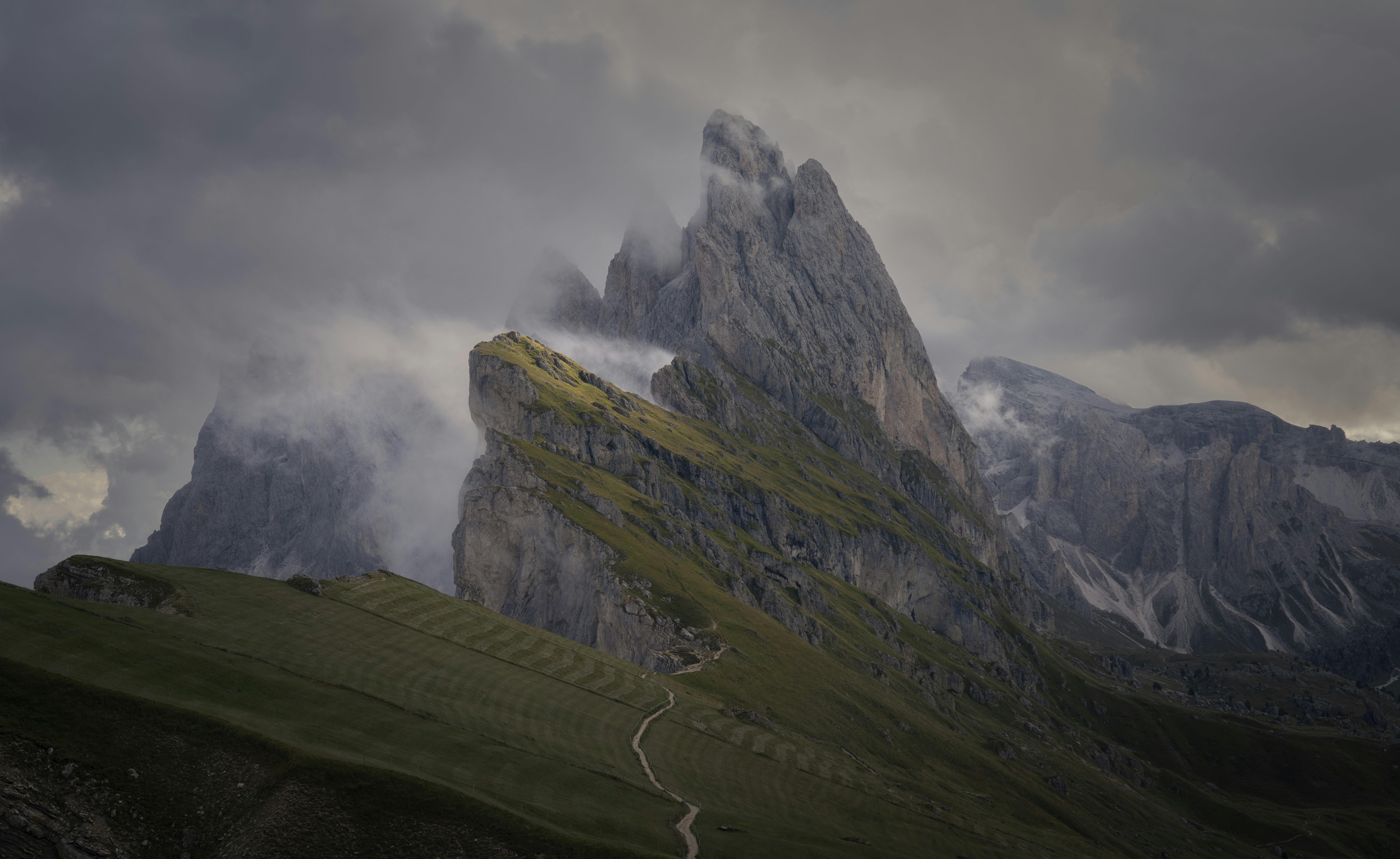 Cime frastagliate sotto un cielo nuvoloso