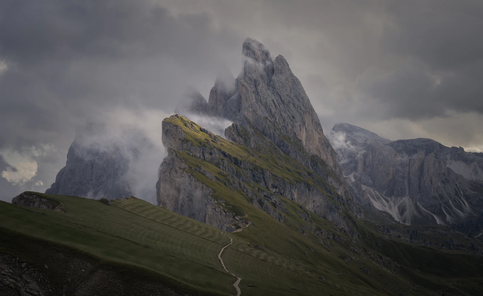 Alpage vert au pied de sommets d&eacute;chiquet&eacute;s (image d'illustration)