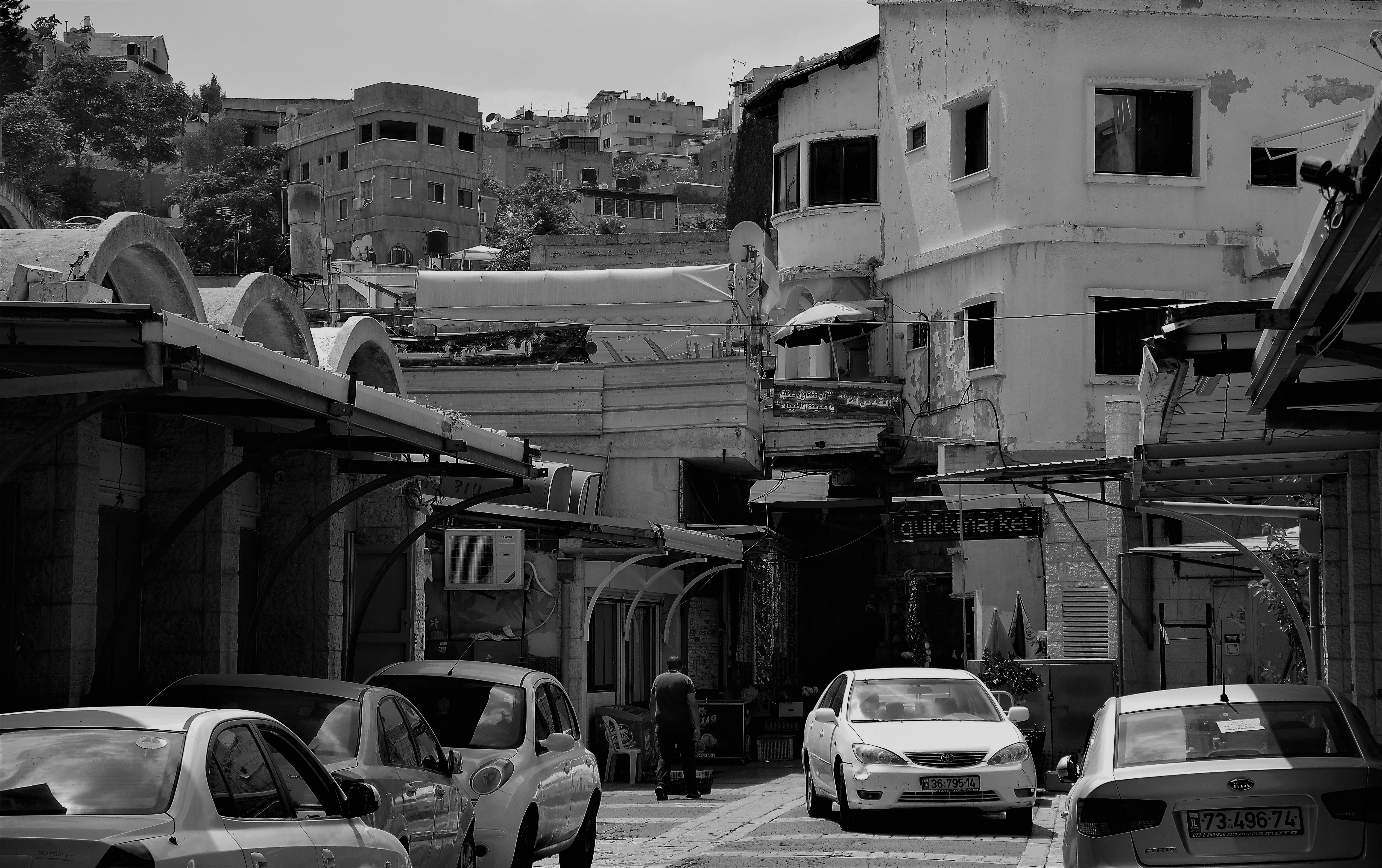 Autos, die auf einer Straße in einer alten Stadt geparkt sind.