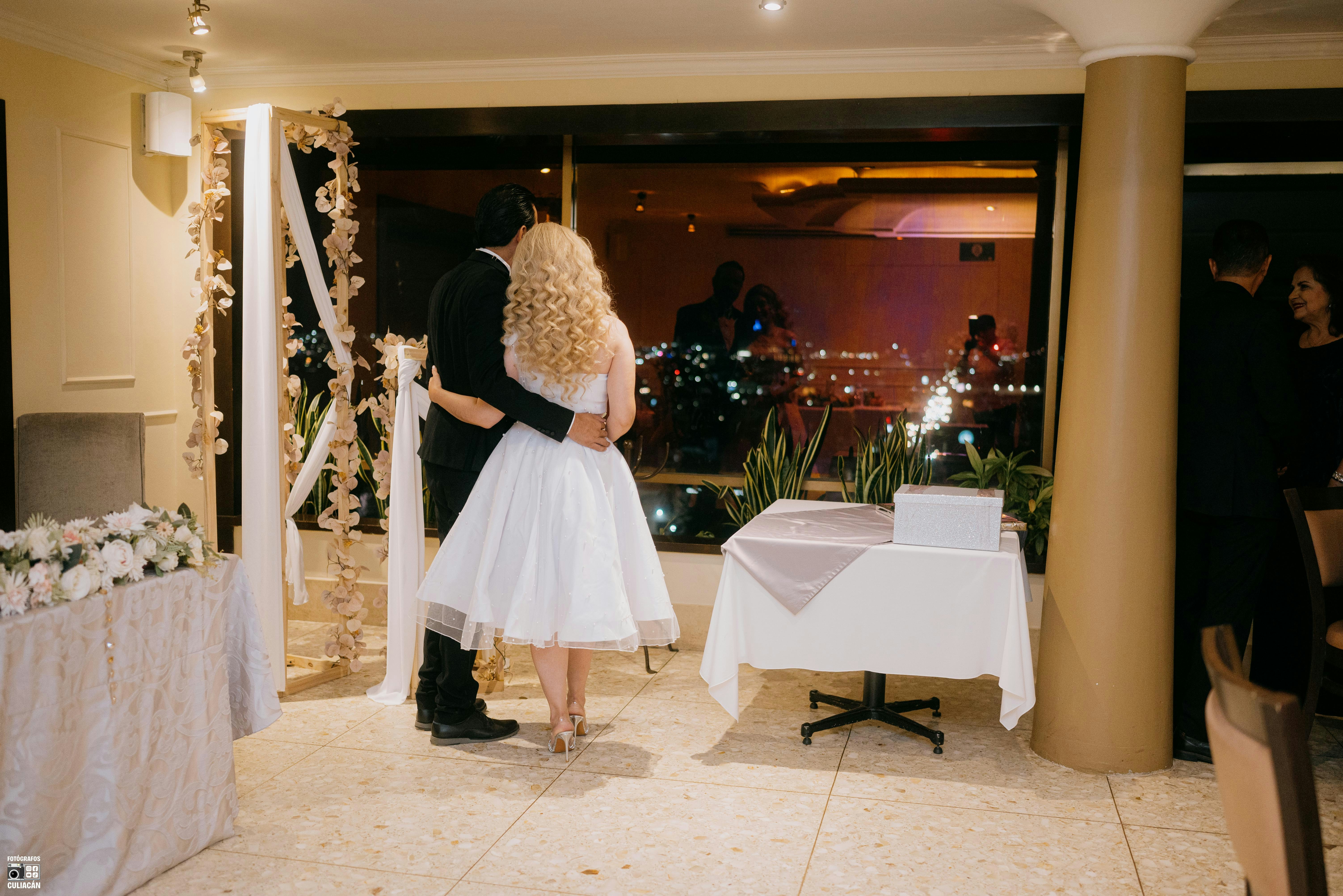 Couple s’embrassant sous les lumières de la ville en fond