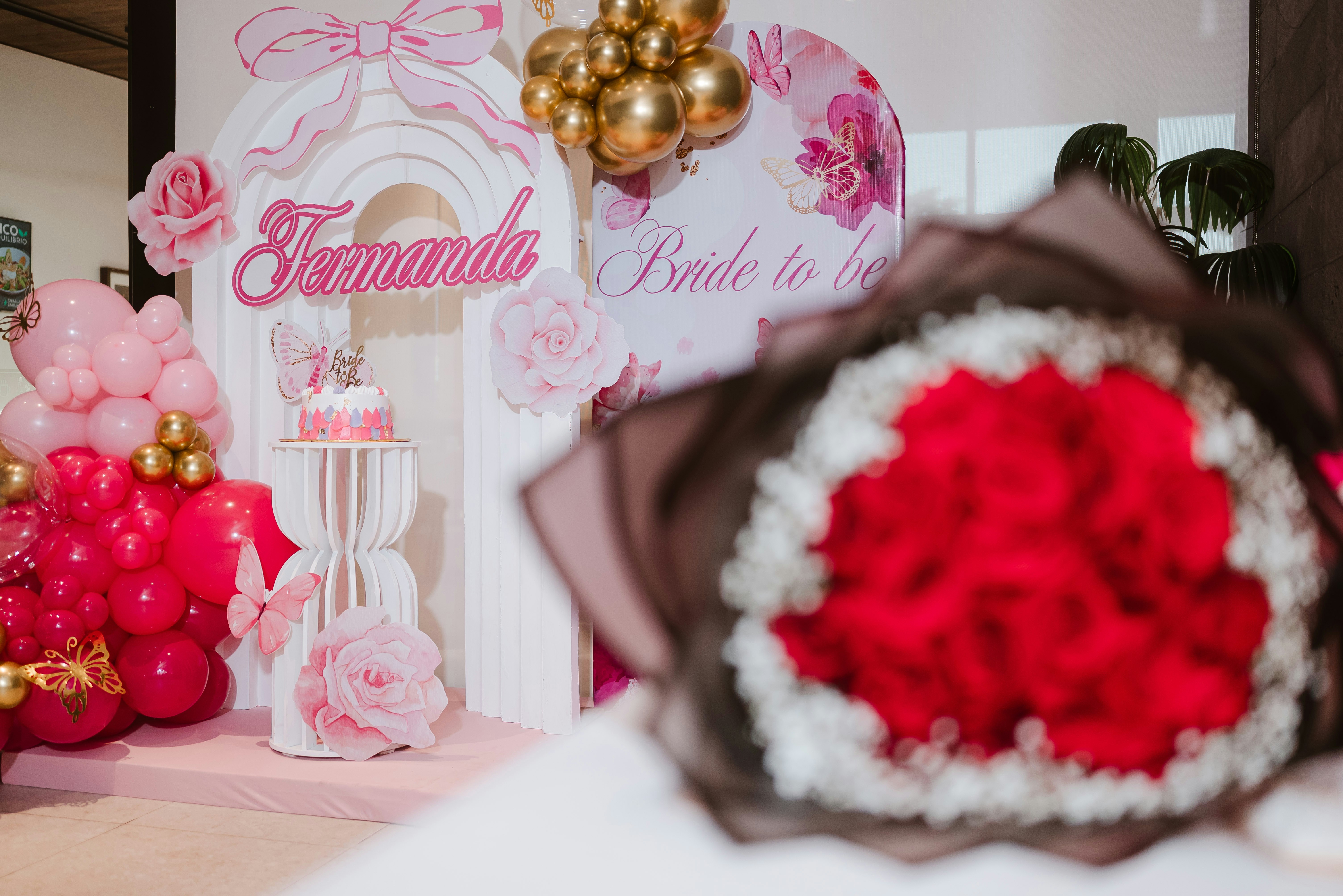 Décorations de douche nuptiale avec des roses et des ballons