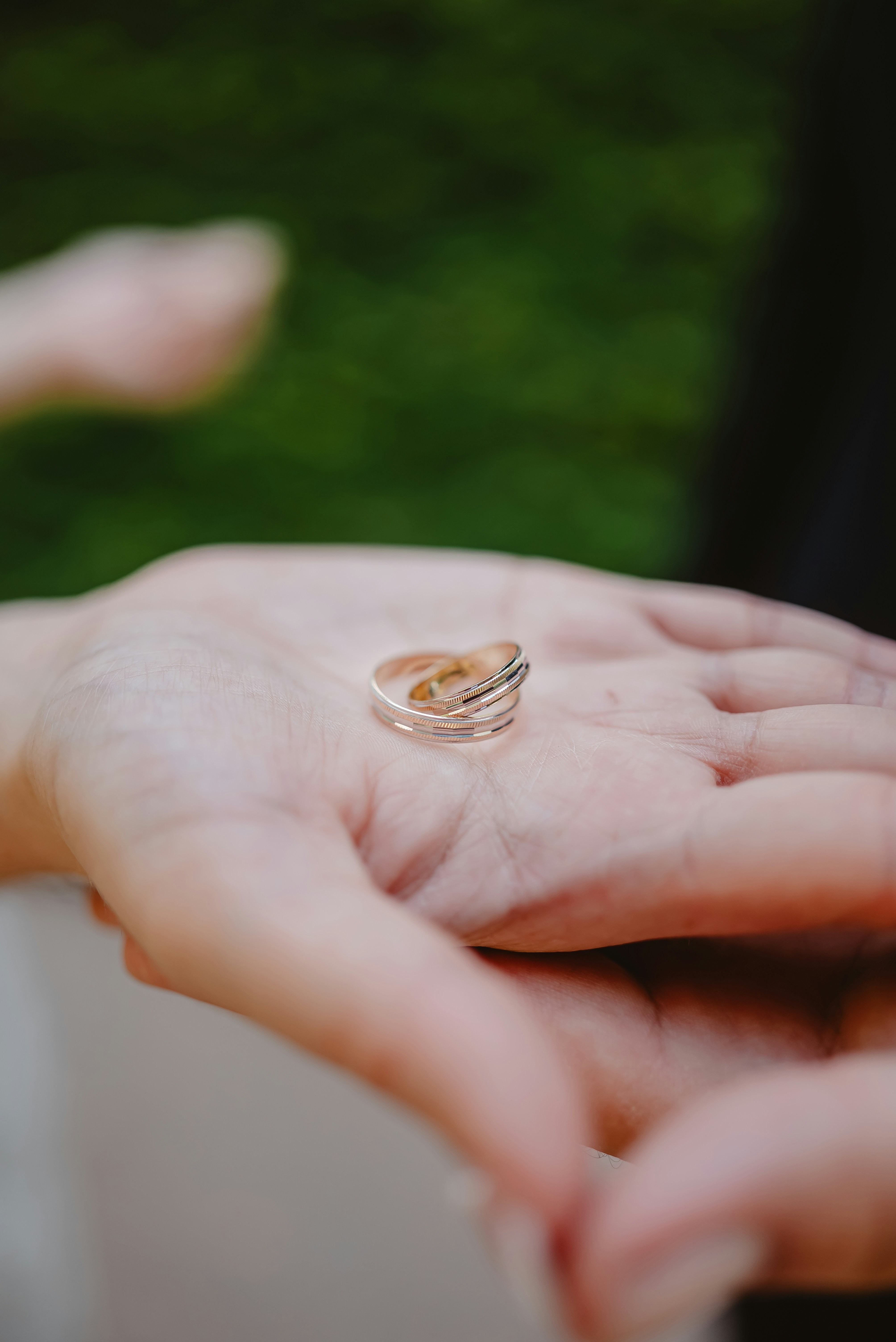 Deux alliances reposant sur une paume