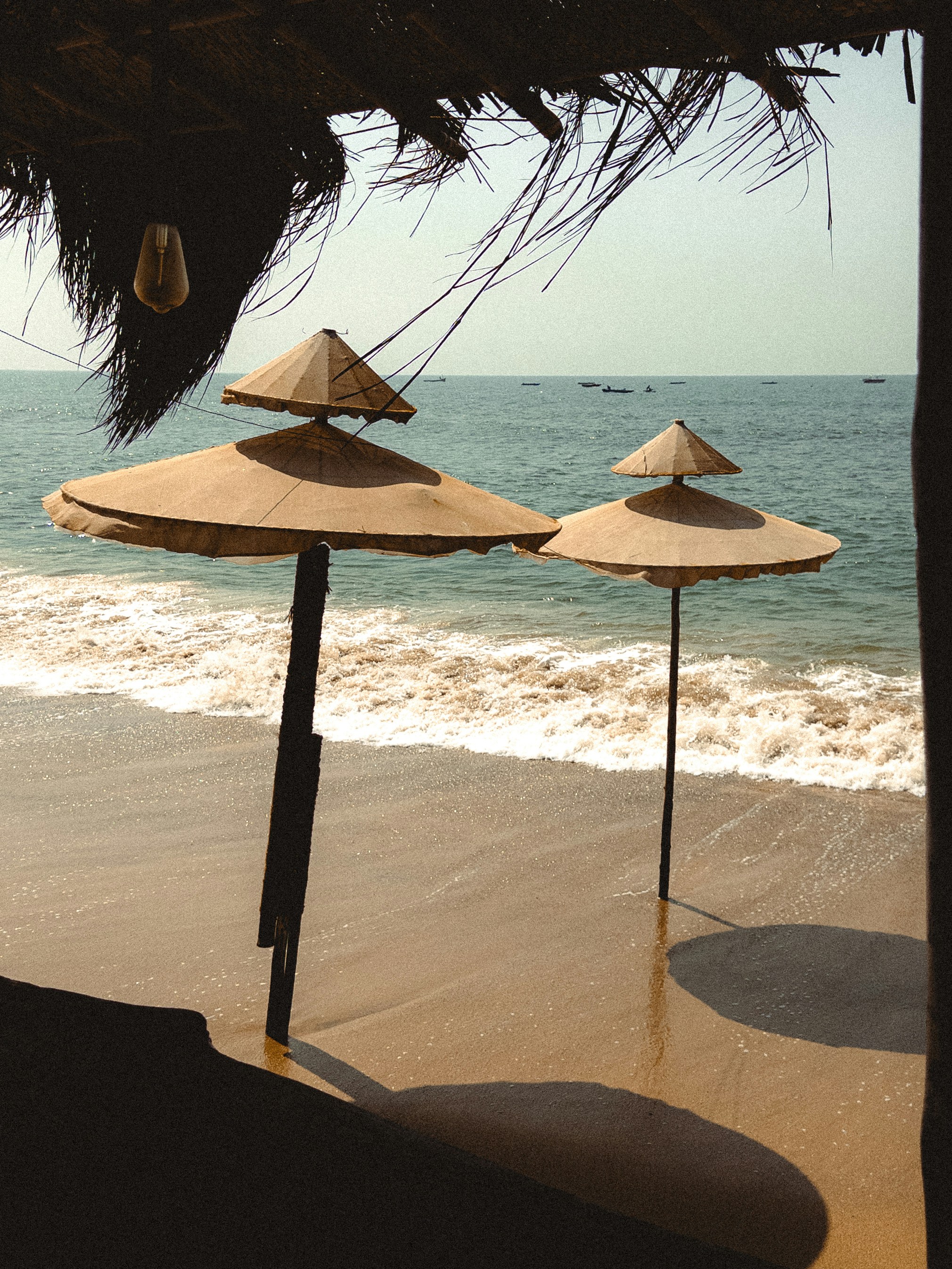 砂浜に二本のビーチパラソル