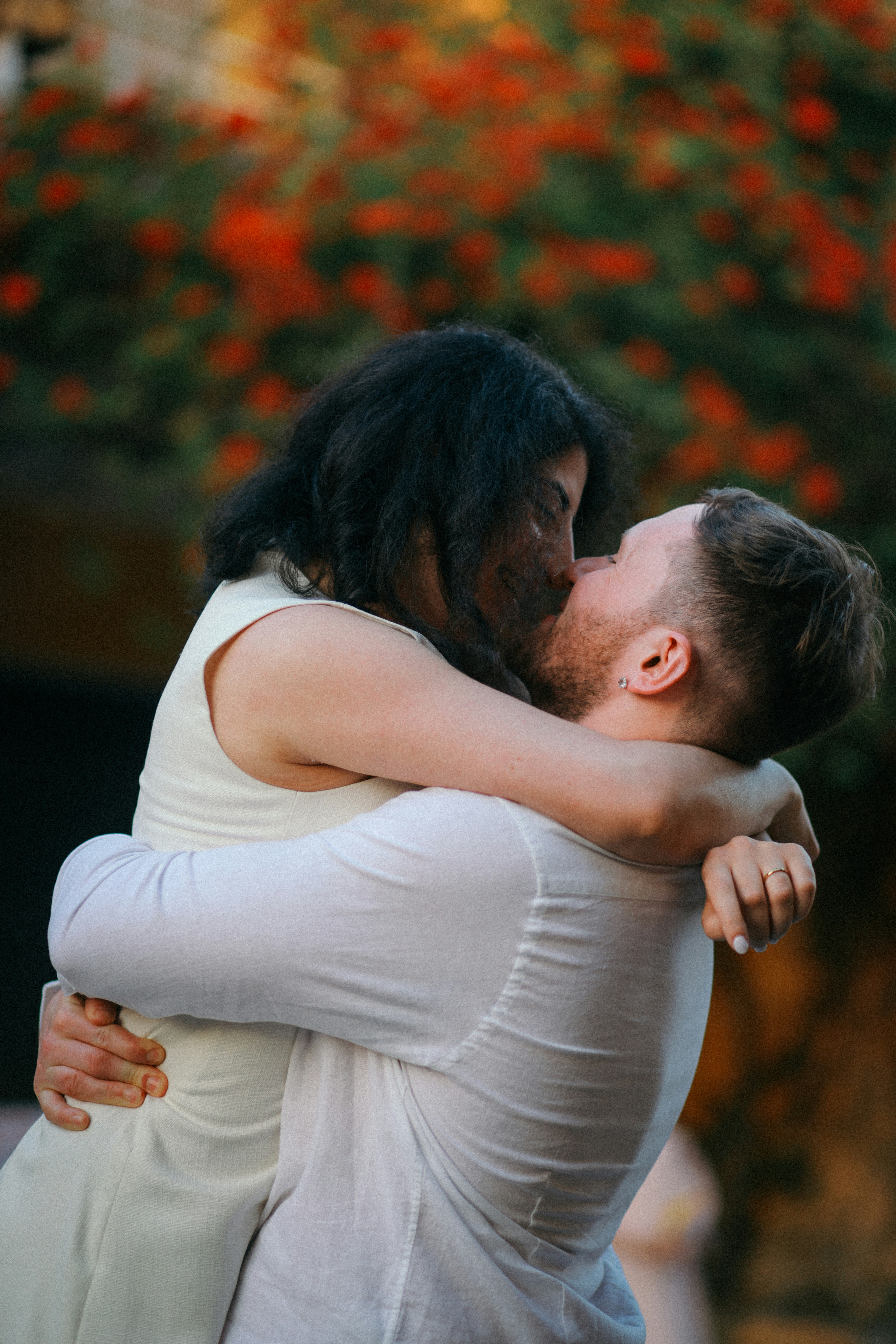 Pareja abrazándose y besándose apasionadamente al aire libre