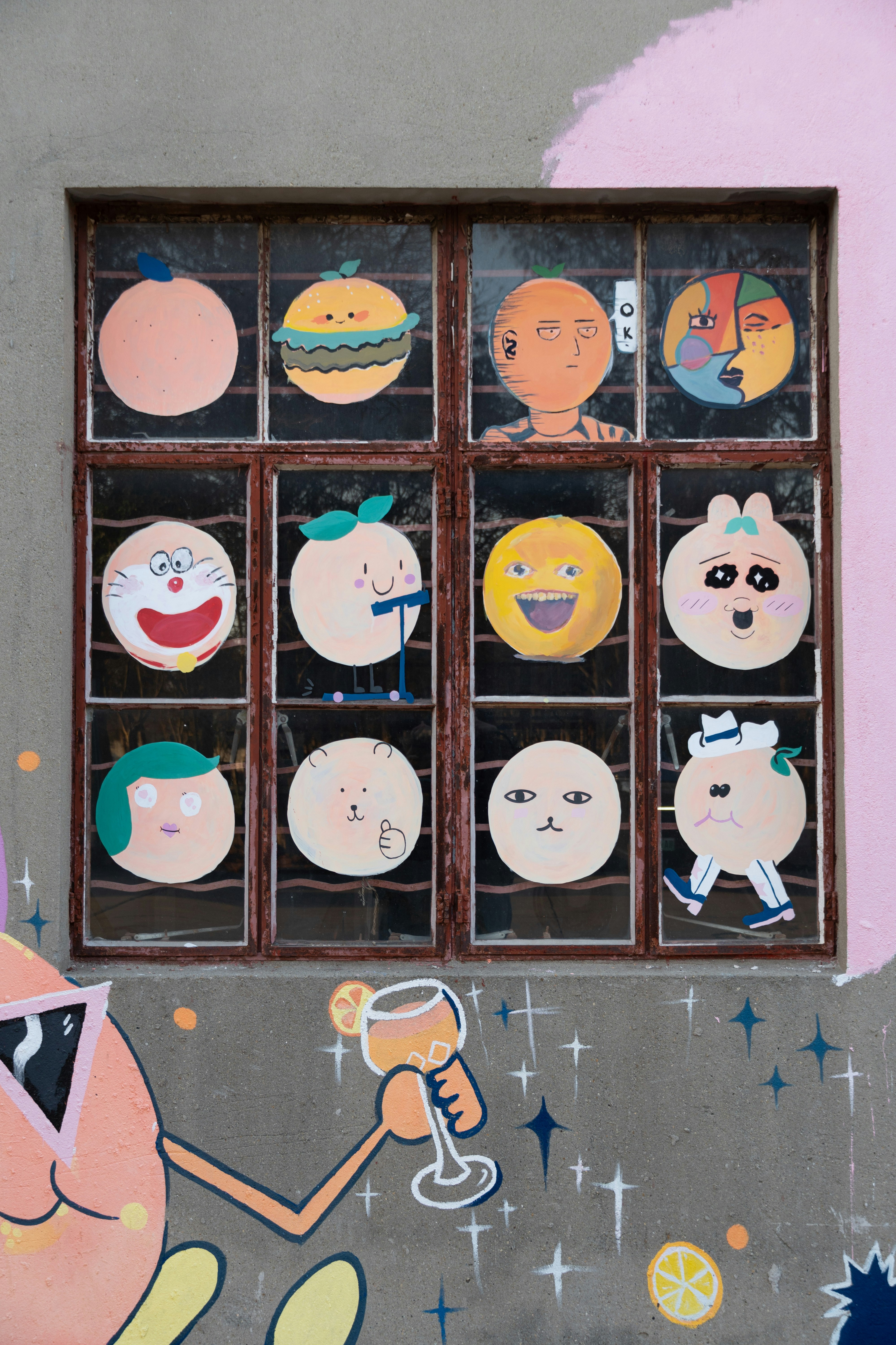 Caras y personajes de dibujos animados expuestos en una ventana.