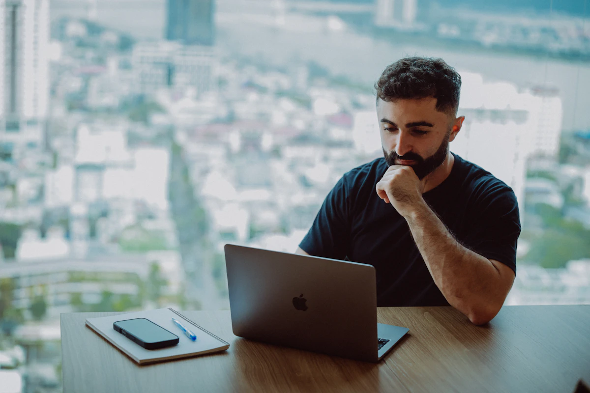 Profesional independiente trabajando en laptop dentro de una oficina