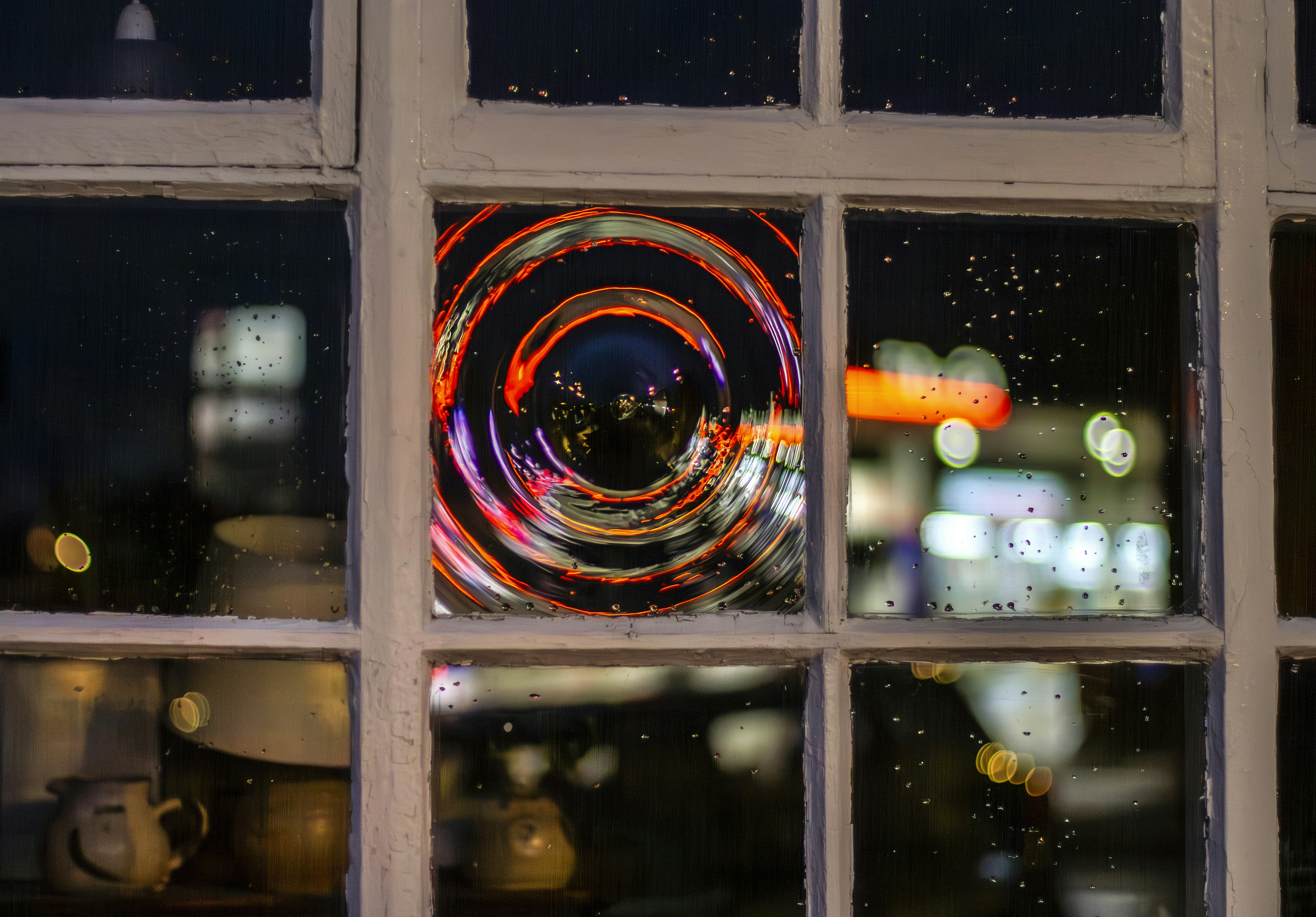 Círculos abstractos y coloridos reflejados en una ventana
