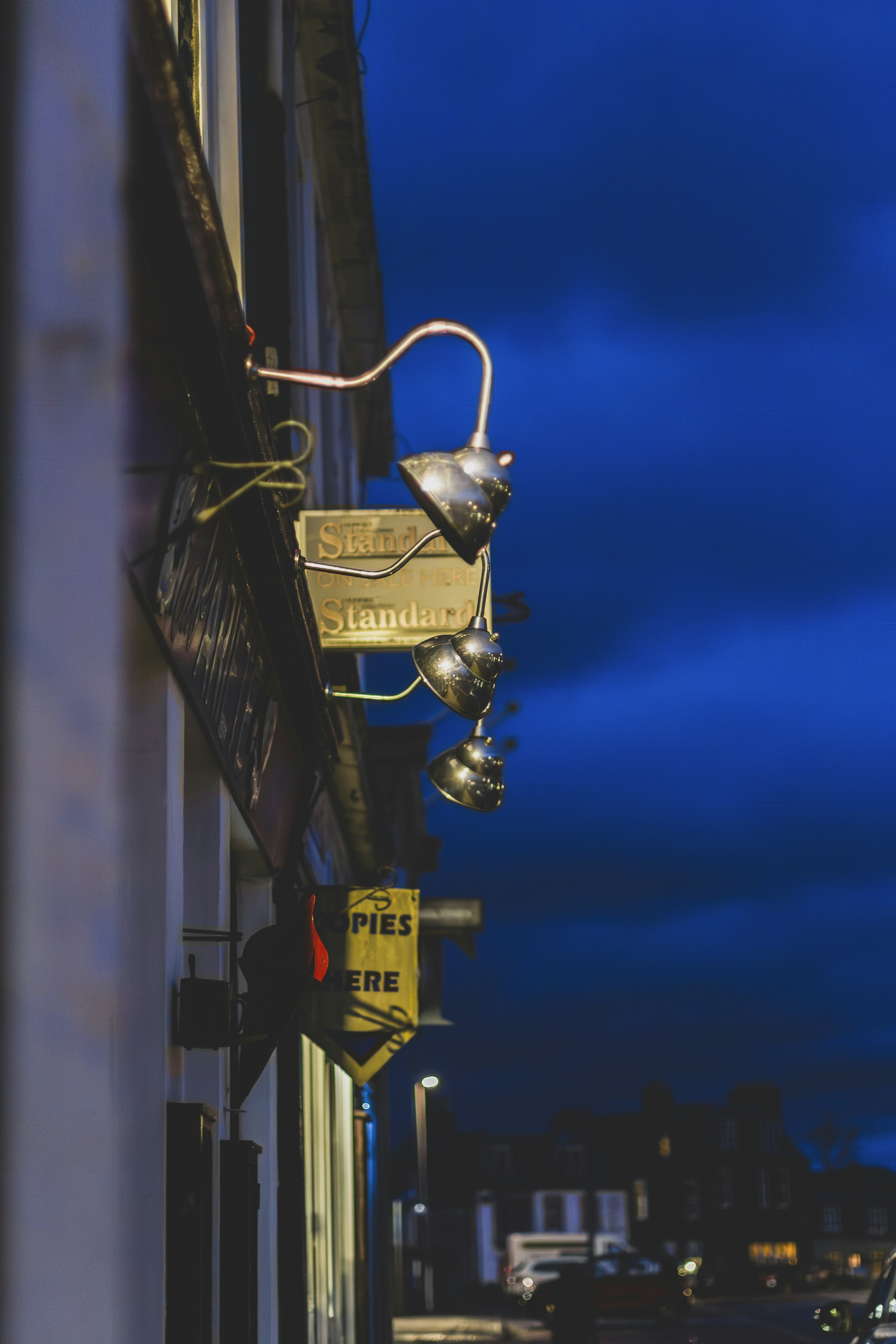 Cartel de pub antiguo iluminado al anochecer