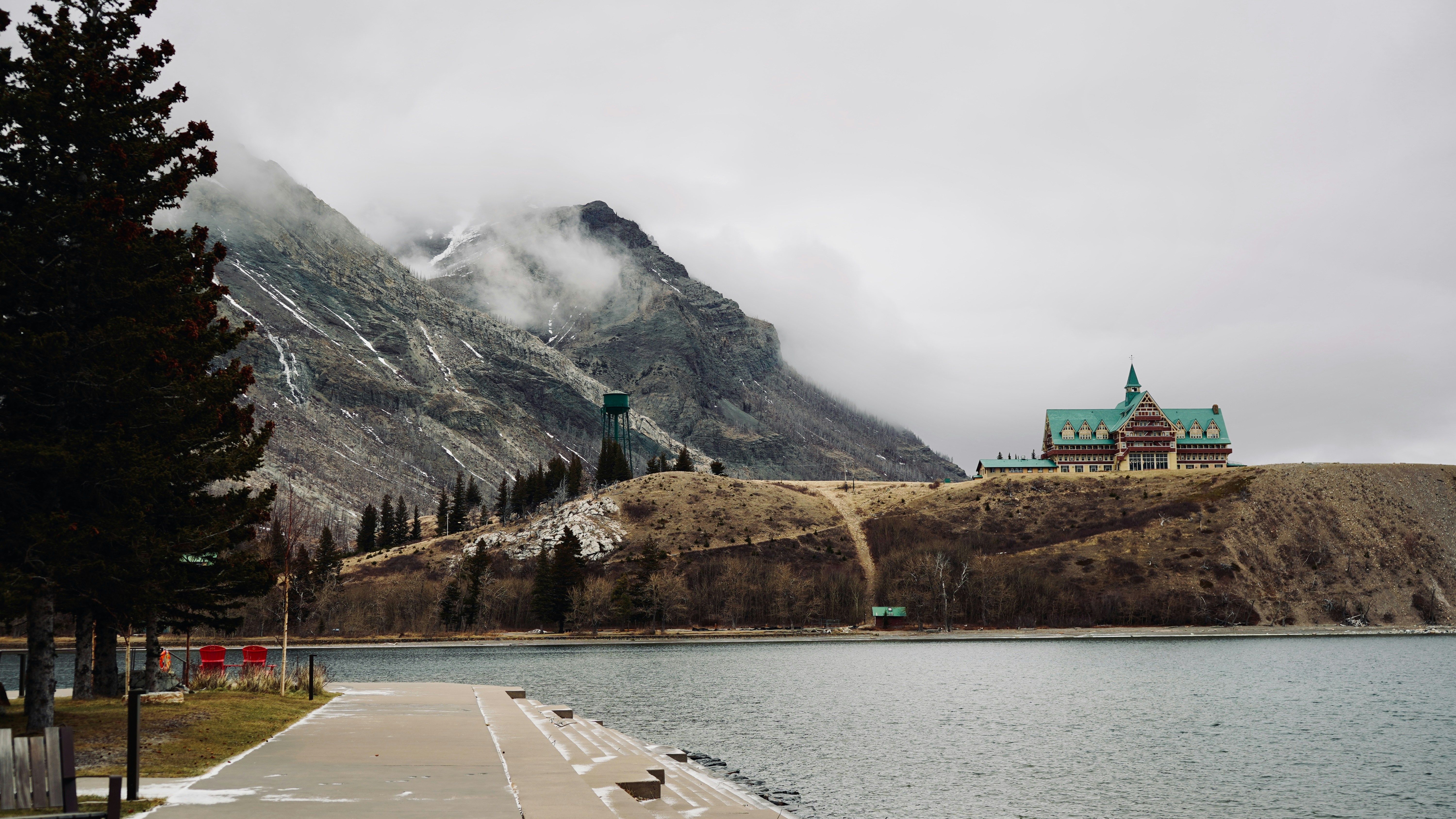 Historisches Gebäude auf einem Hügel mit Blick auf einen See