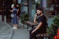 Personne en chemise parlant au telephone dans un cadre moderne