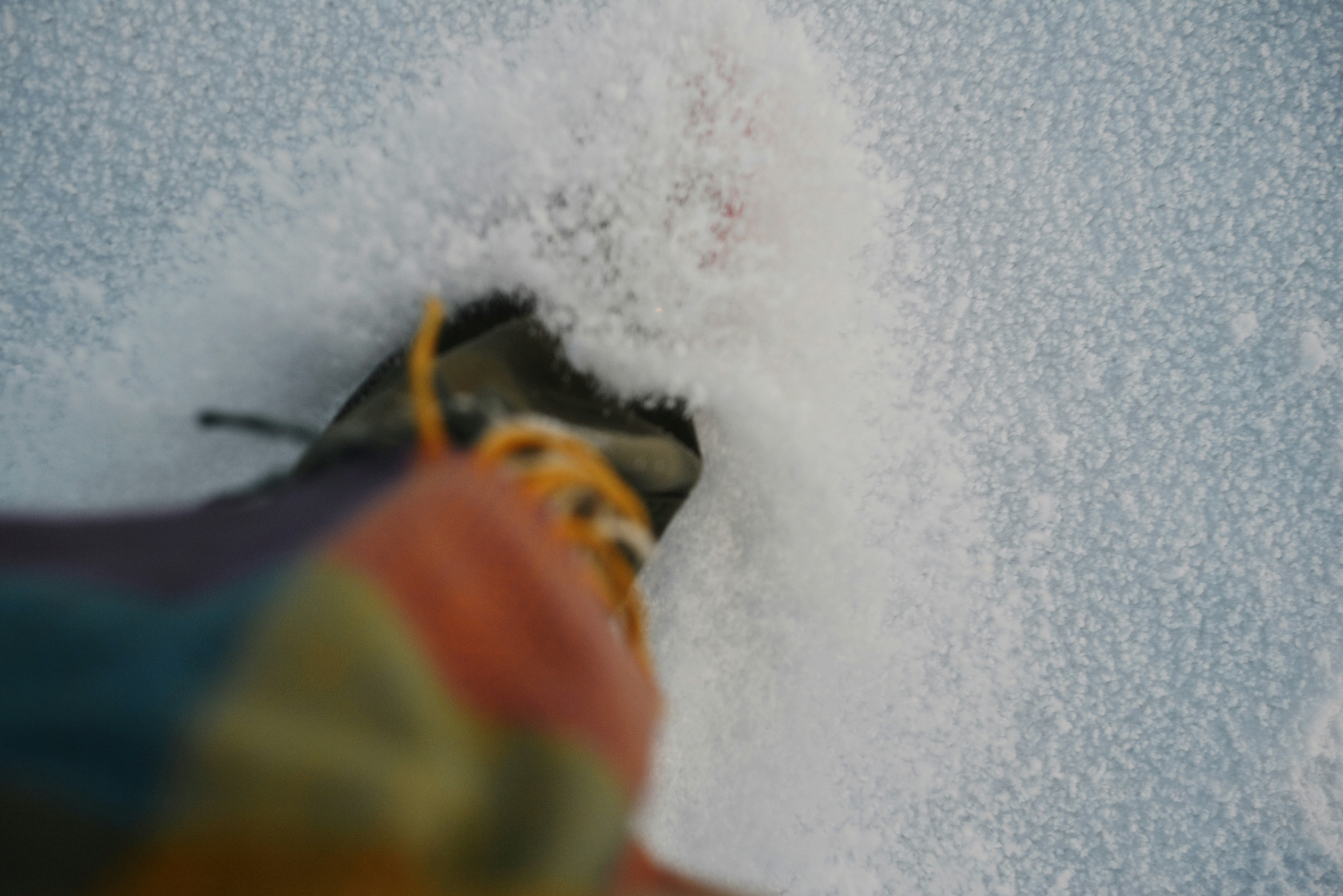 신선하얀 눈 위를 밟는 부츠