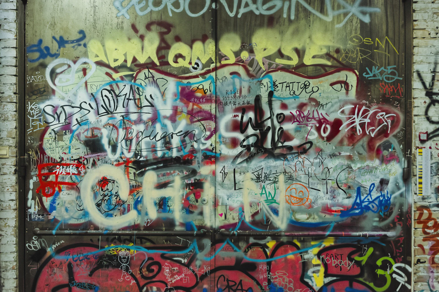 Porte métallique recouverte de graffiti
