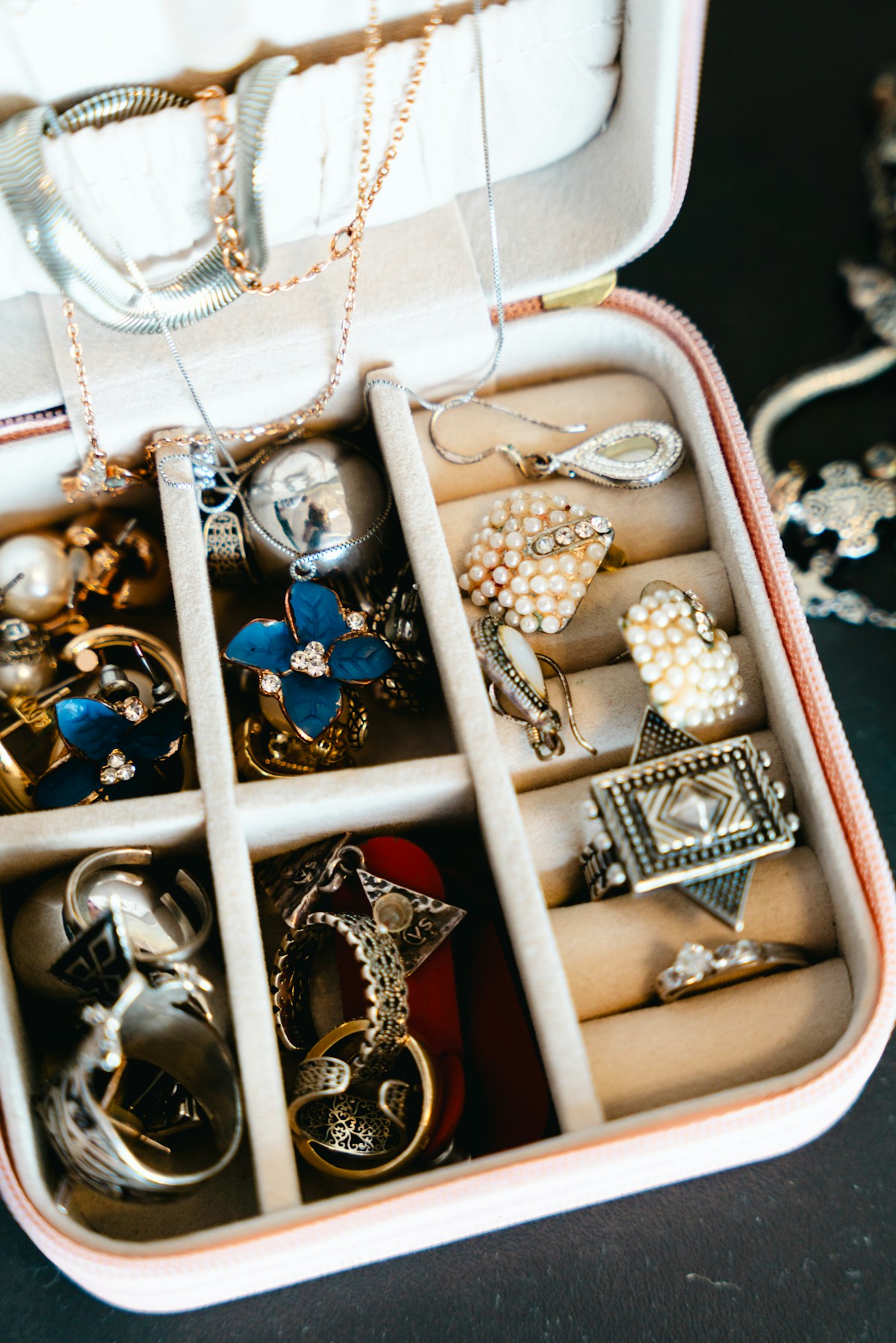 Coffret à bijoux ouvert présentant un collier offert pour un anniversaire de mariage
