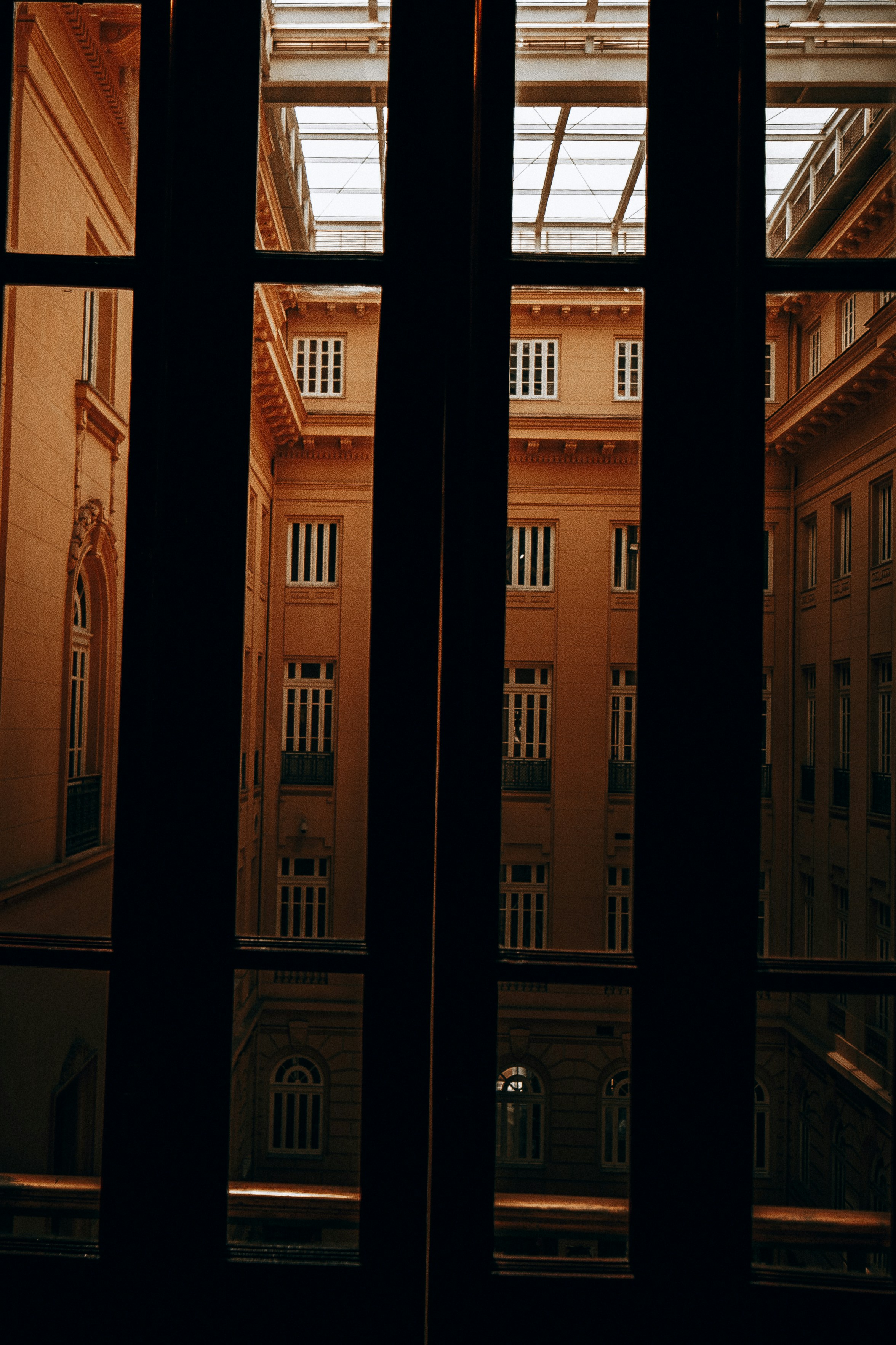 창문을 통해 보이는 건물 안뜰.