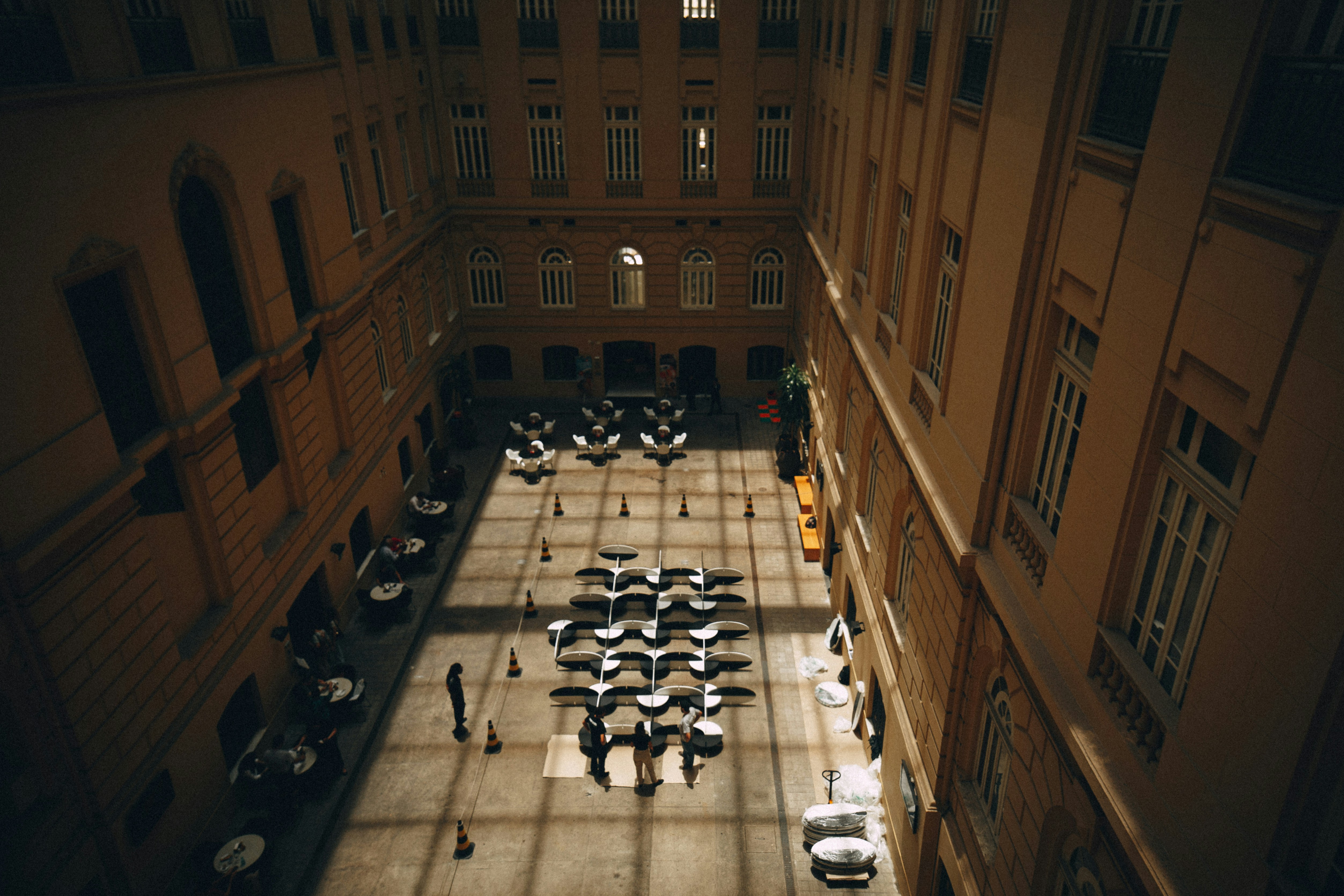 희미한 빛 속에서 테이블과 의자가 있는 안뜰