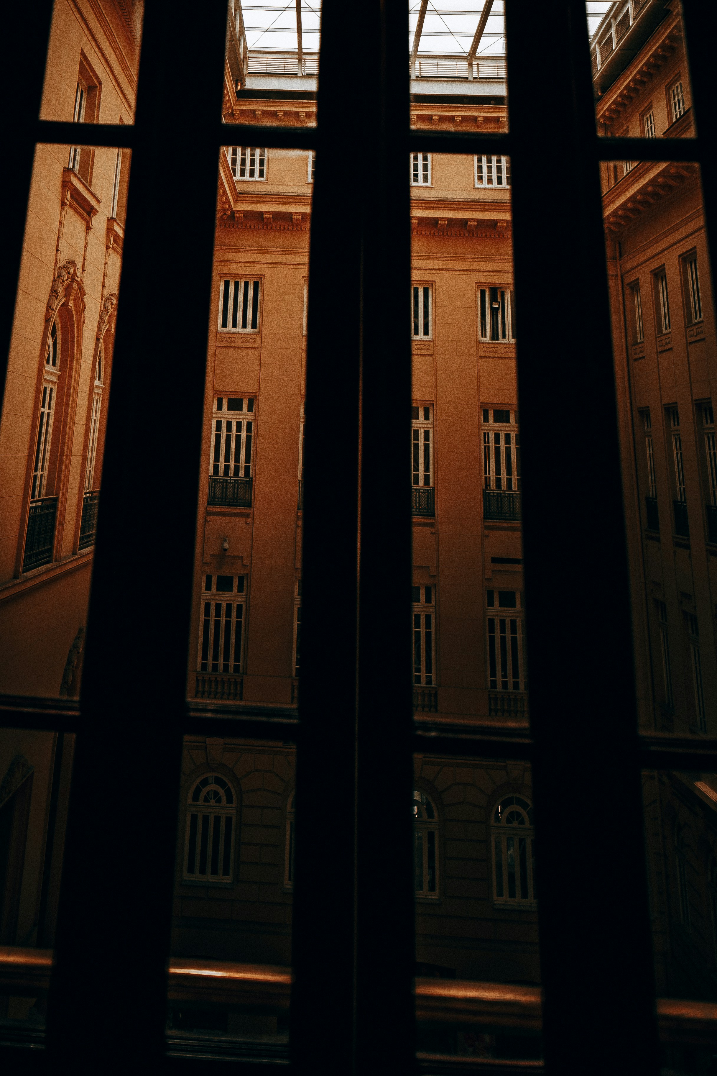 높고 화려한 건물의 철창을 통해 보이는 모습