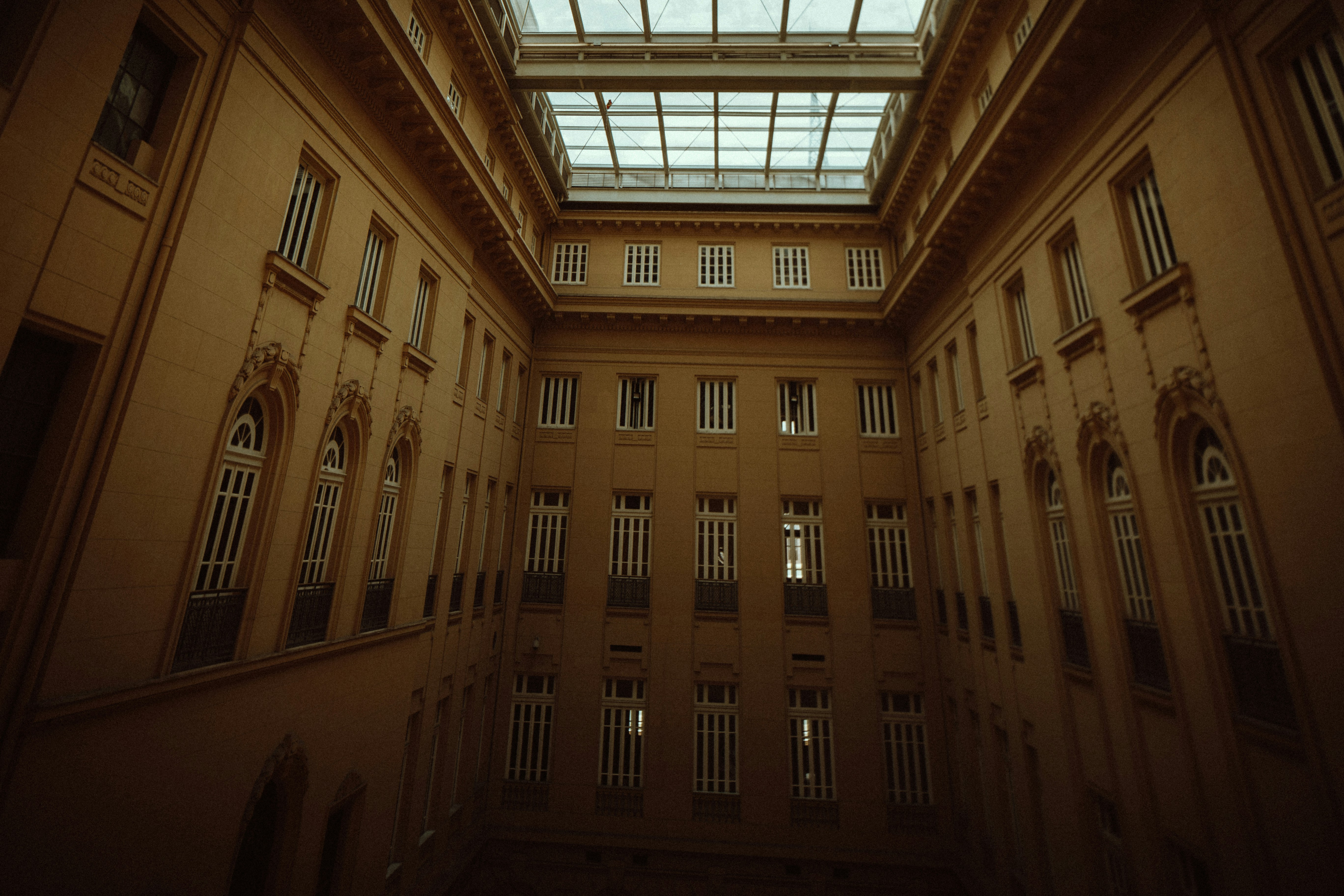 천창이 있는 역사적 건물의 내부 안뜰.