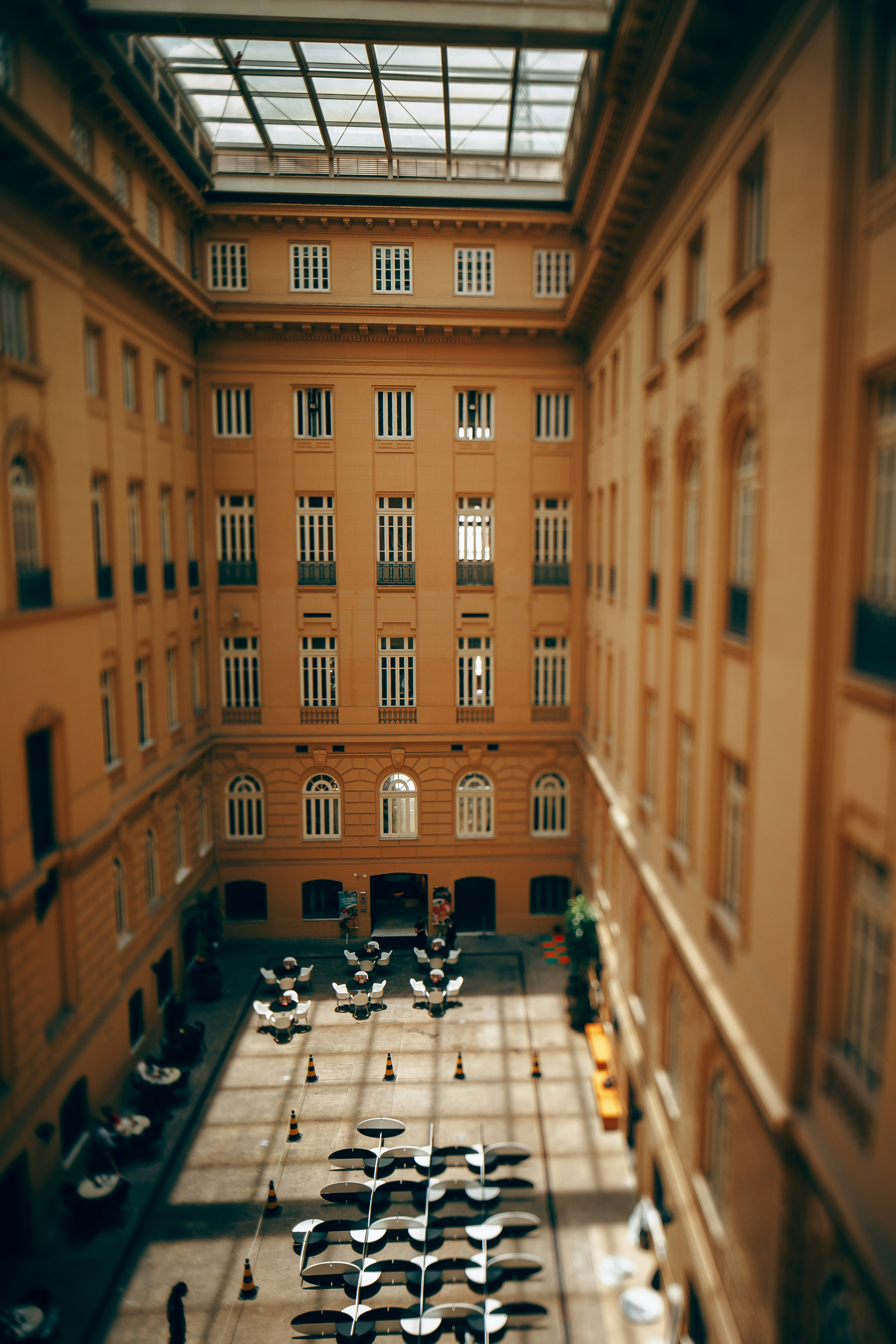 테이블과 의자가 놓인 건물의 안뜰.